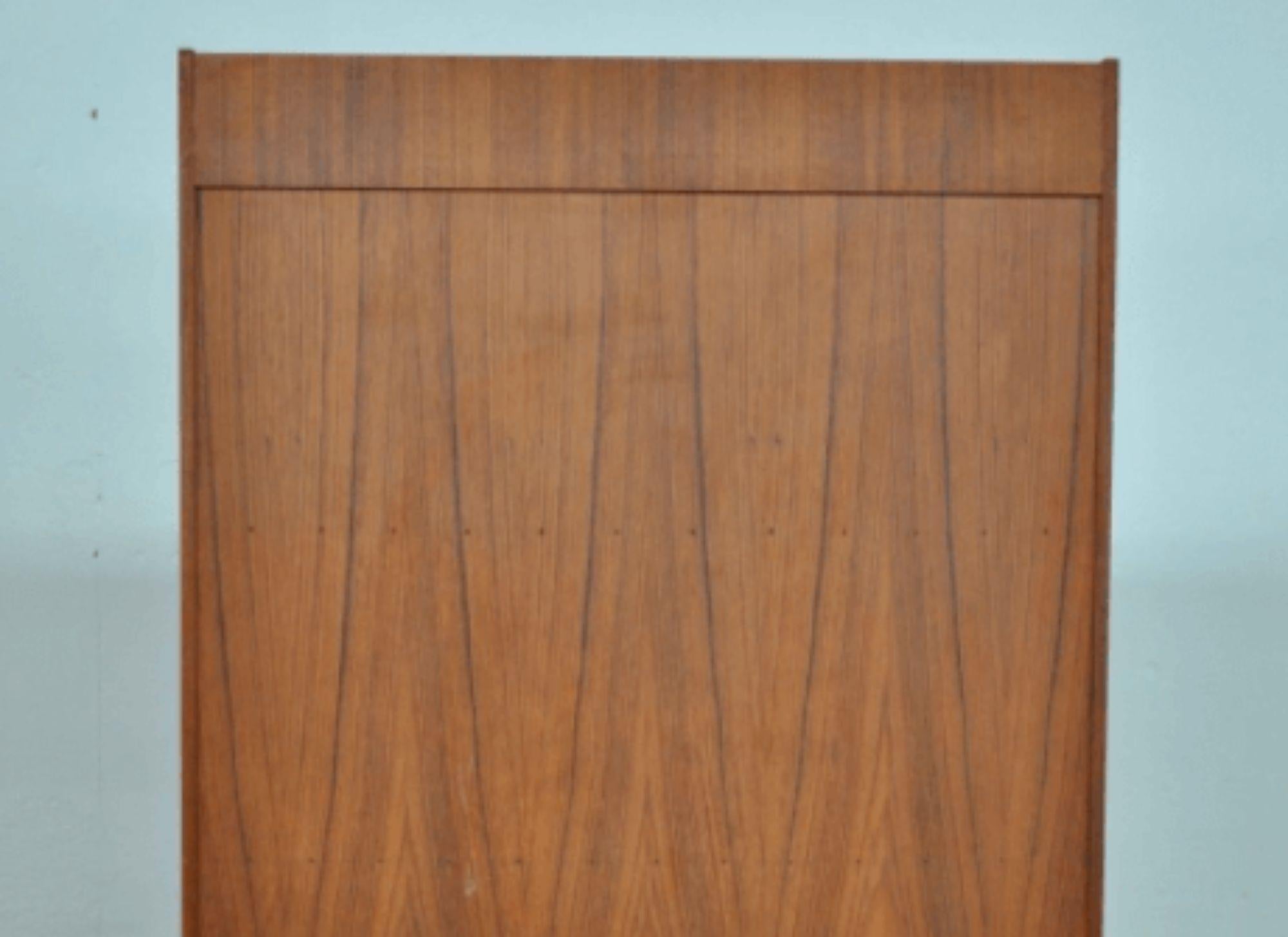 Pair of Mid-Century Rosewood Credenzas with Riser: A Timeless Italian Design Gem in vendita 5