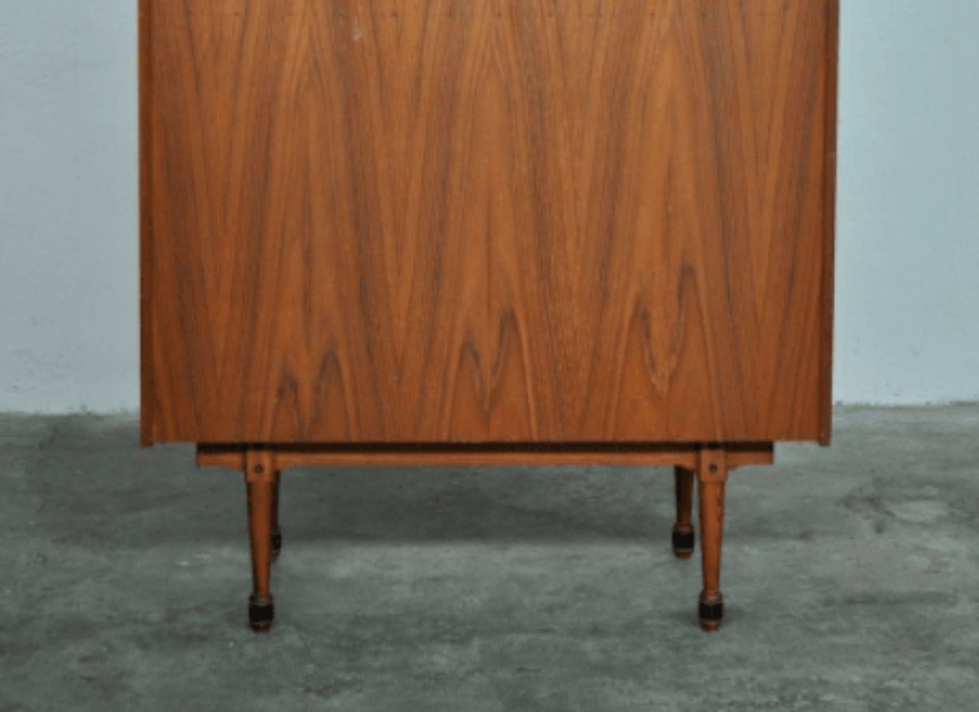 Pair of Mid-Century Rosewood Credenzas with Riser: A Timeless Italian Design Gem in vendita 6