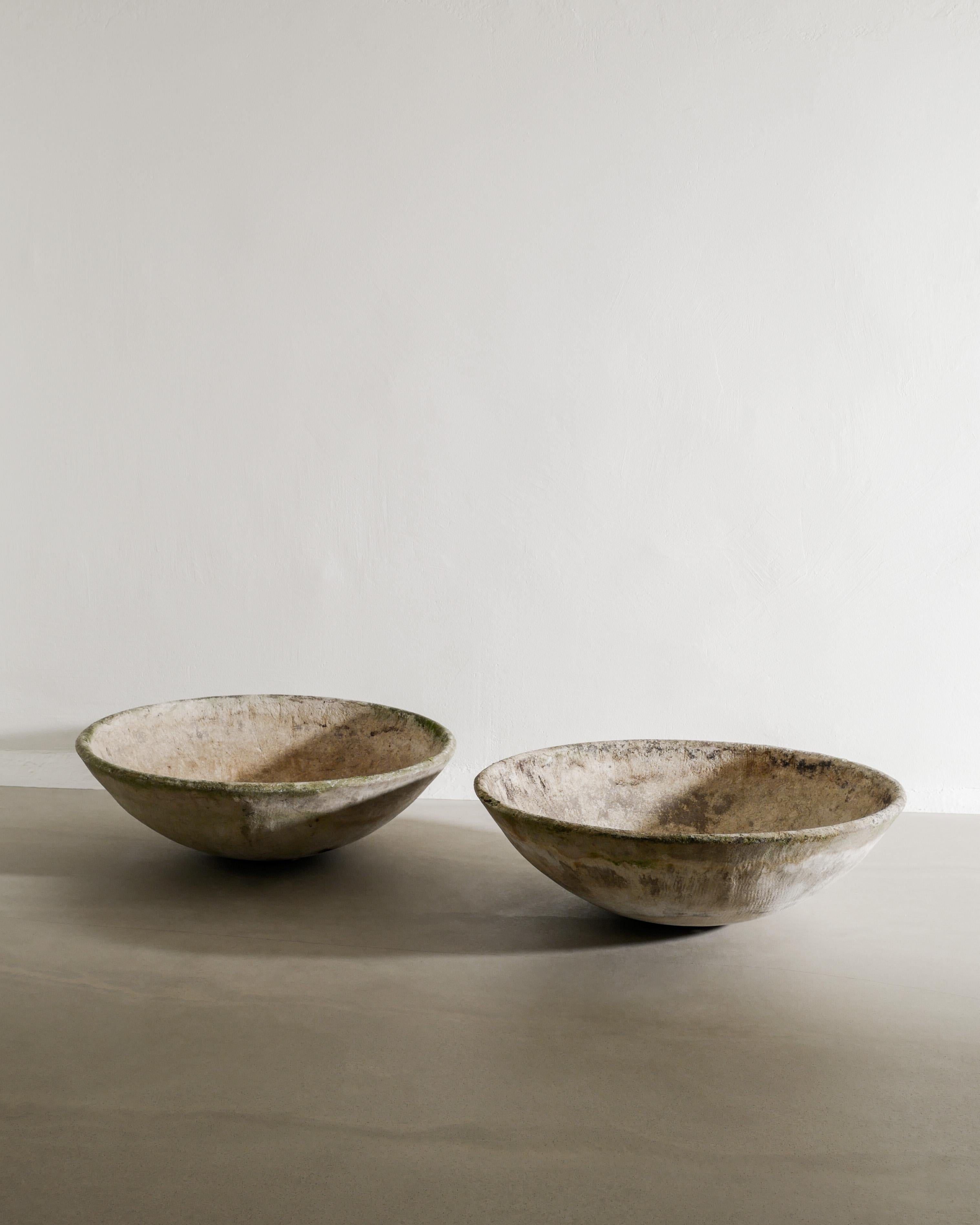 Rare pair of round oversized mid century concrete planters by Willy Guhl produced for Eternite AG in Swizerland, 1950s. 
In good original and matching condition with beautiful natural patina from aging. 
Price is per item. 

Dimensions: H: 26 cm /