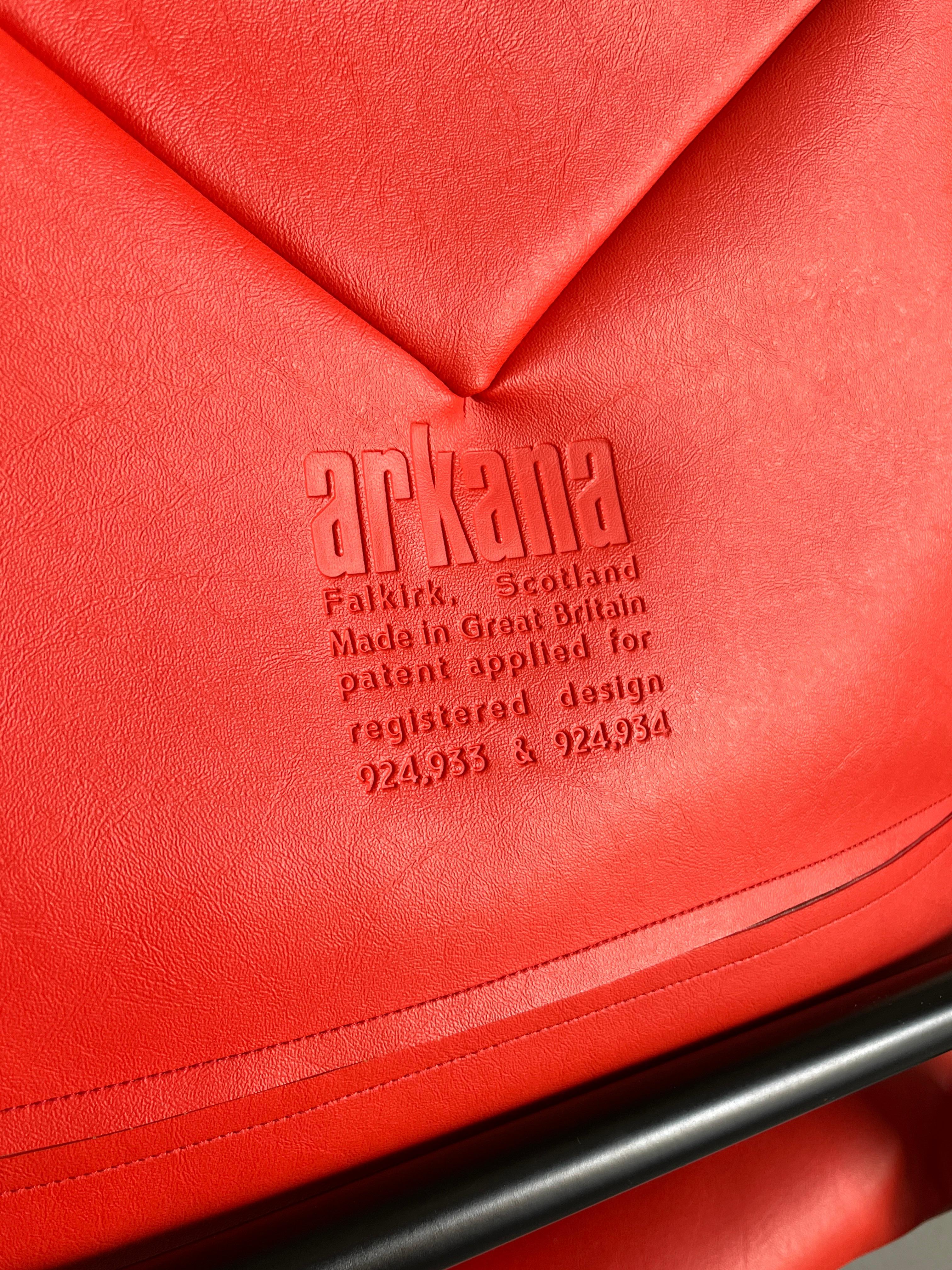 Paire de fauteuils rouge safari du milieu du siècle dernier par Maurice Burke pour Arkana,  1970s en vente 6
