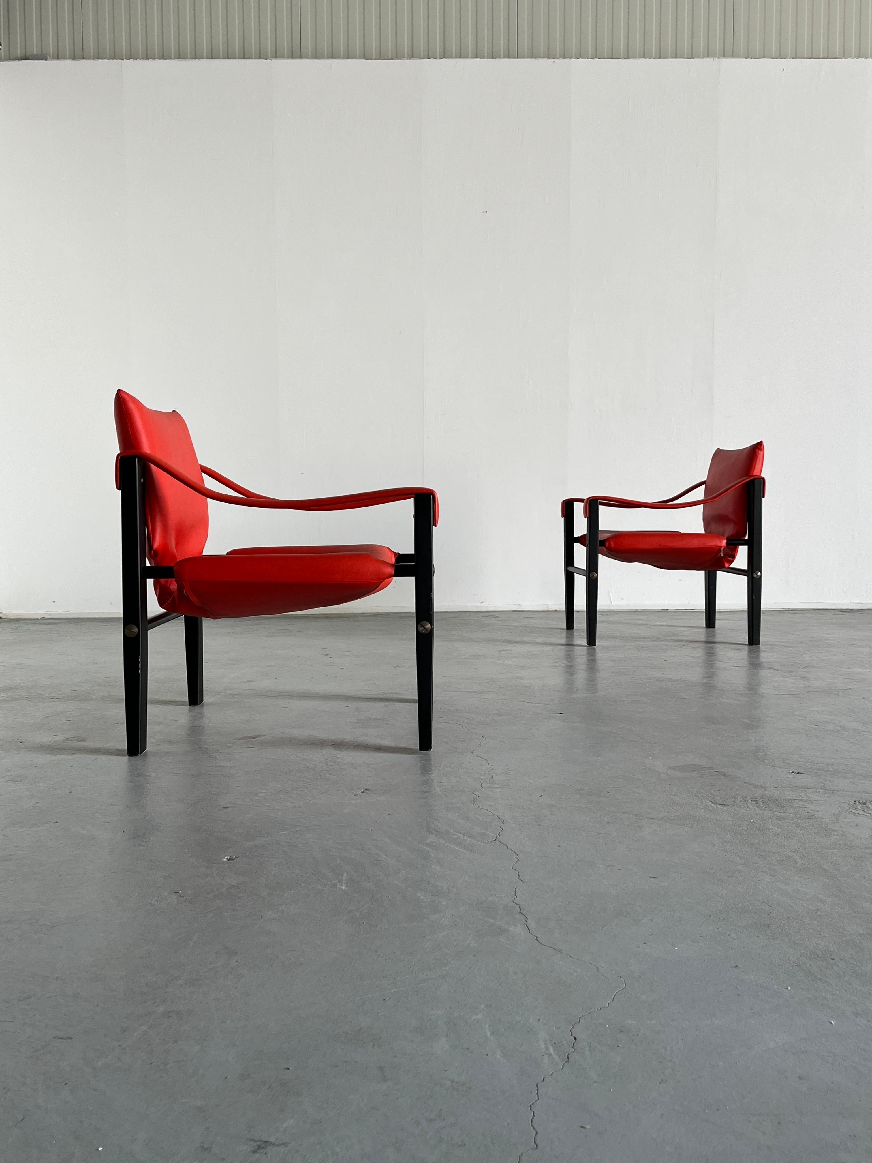 Mid-Century Modern Paire de fauteuils rouge safari du milieu du siècle dernier par Maurice Burke pour Arkana,  1970s en vente