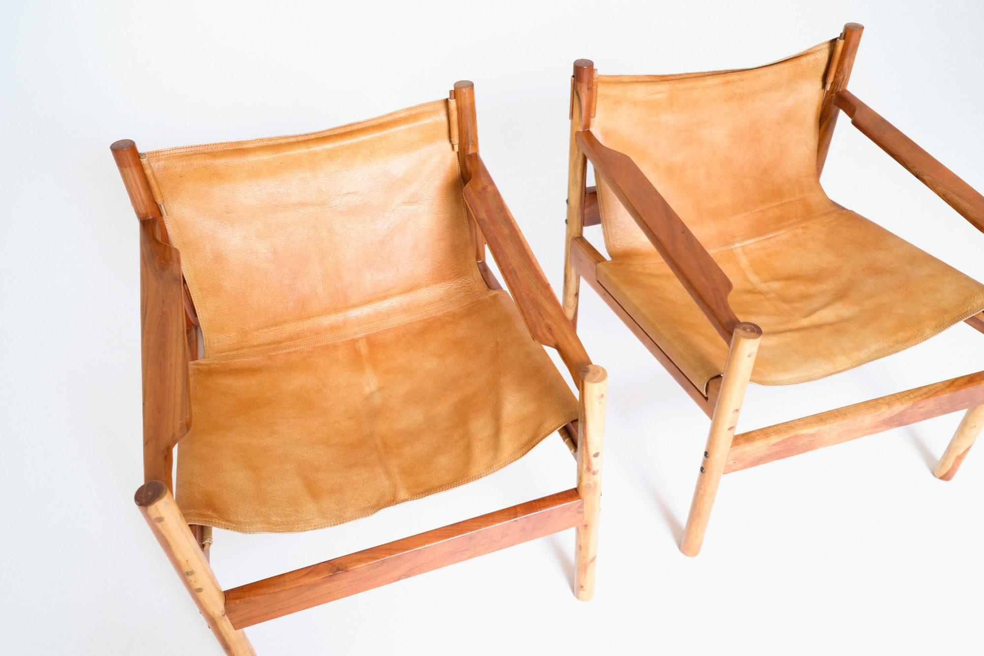 Mid-Century Modern Paire de chaises longues Safari du milieu du siècle en cuir et acacia en vente