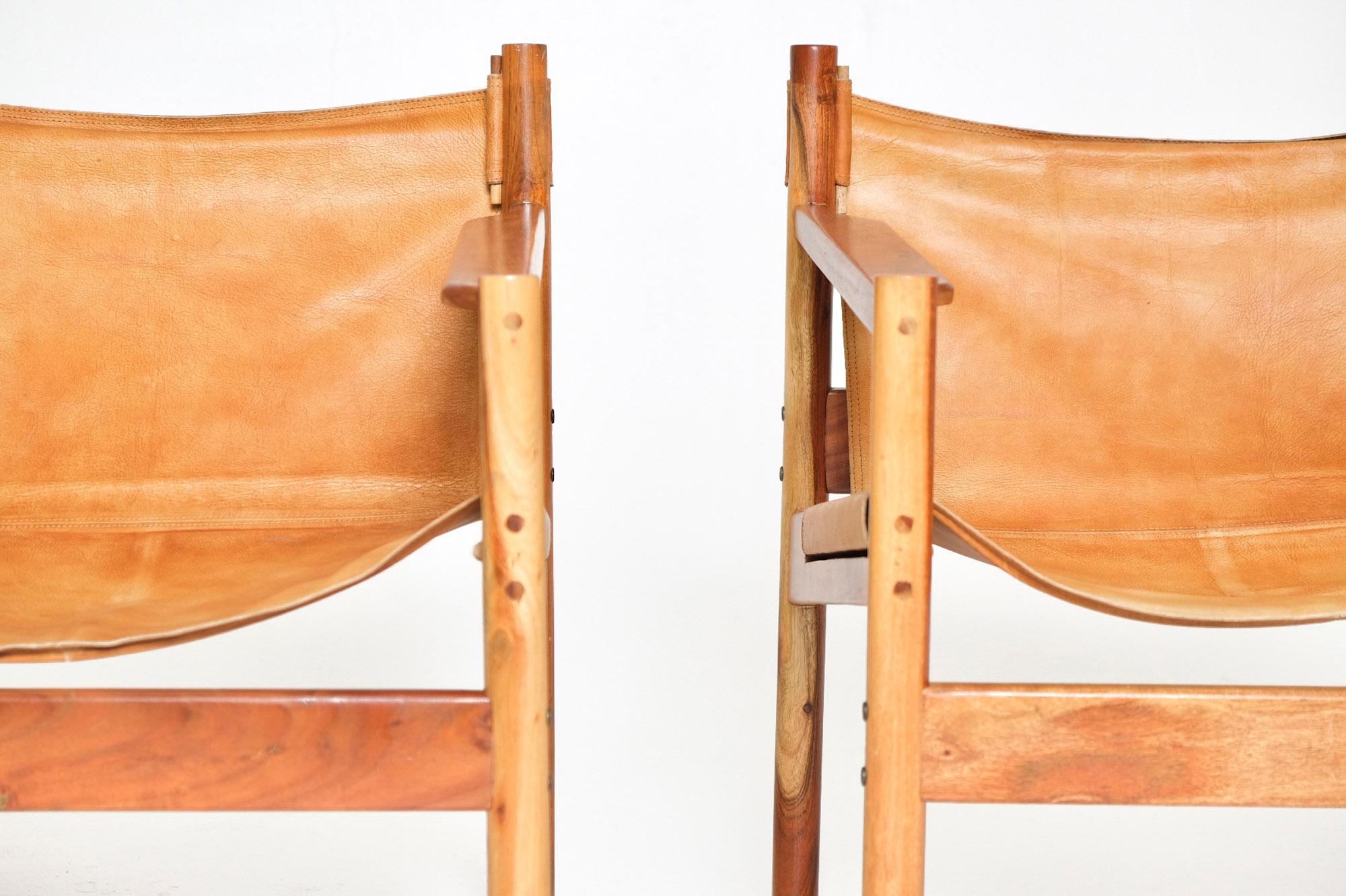 Paire de chaises longues Safari du milieu du siècle en cuir et acacia Bon état - En vente à Los Angeles, CA