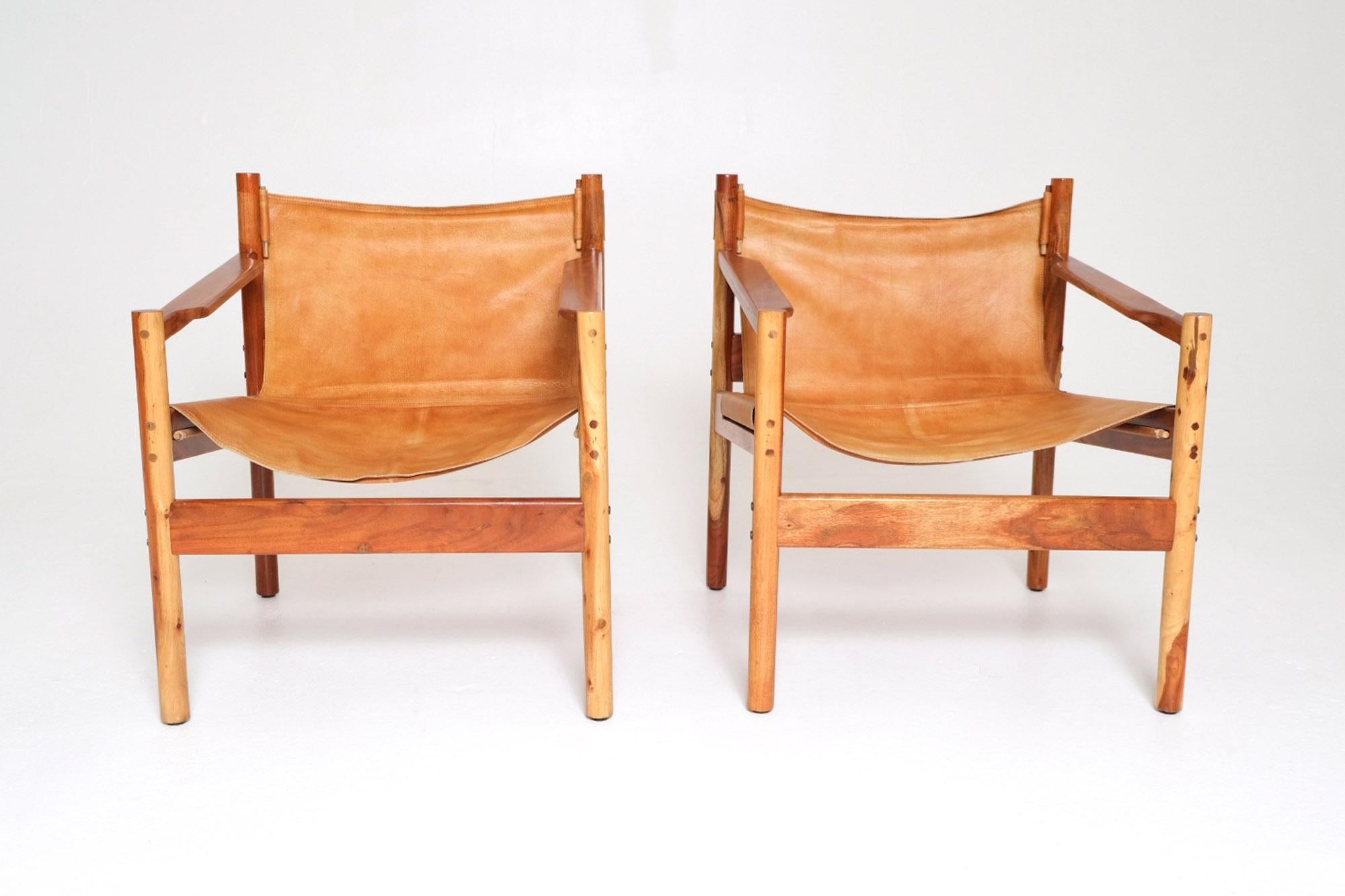20ième siècle Paire de chaises longues Safari du milieu du siècle en cuir et acacia en vente