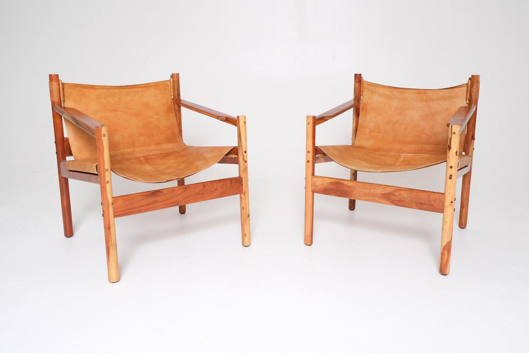 Cuir Paire de chaises longues Safari du milieu du siècle en cuir et acacia en vente
