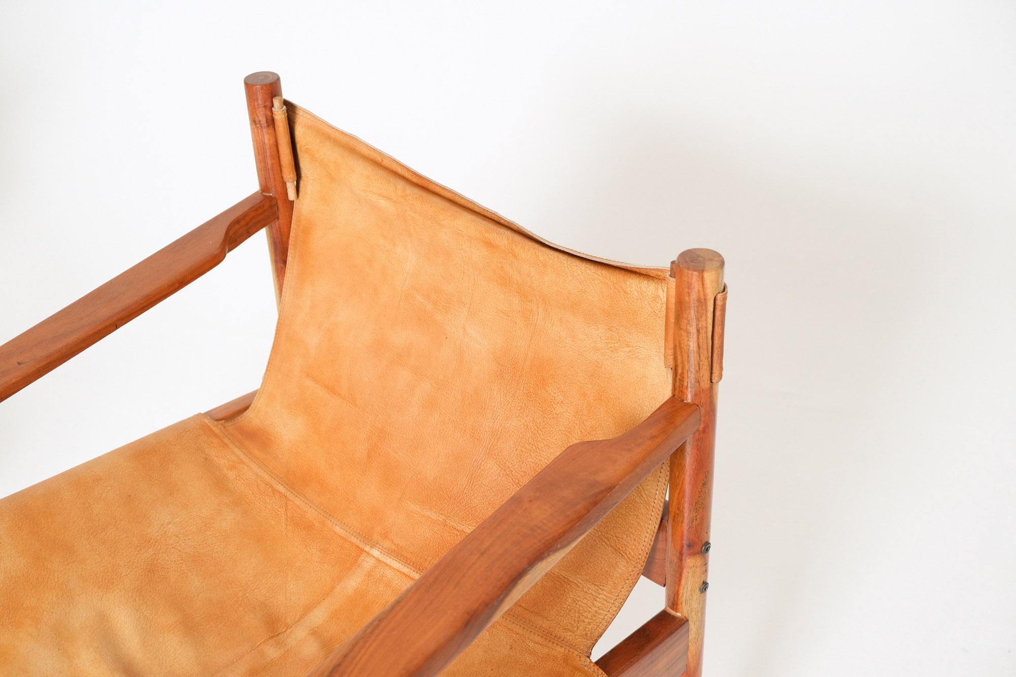 Paire de chaises longues Safari du milieu du siècle en cuir et acacia en vente 1