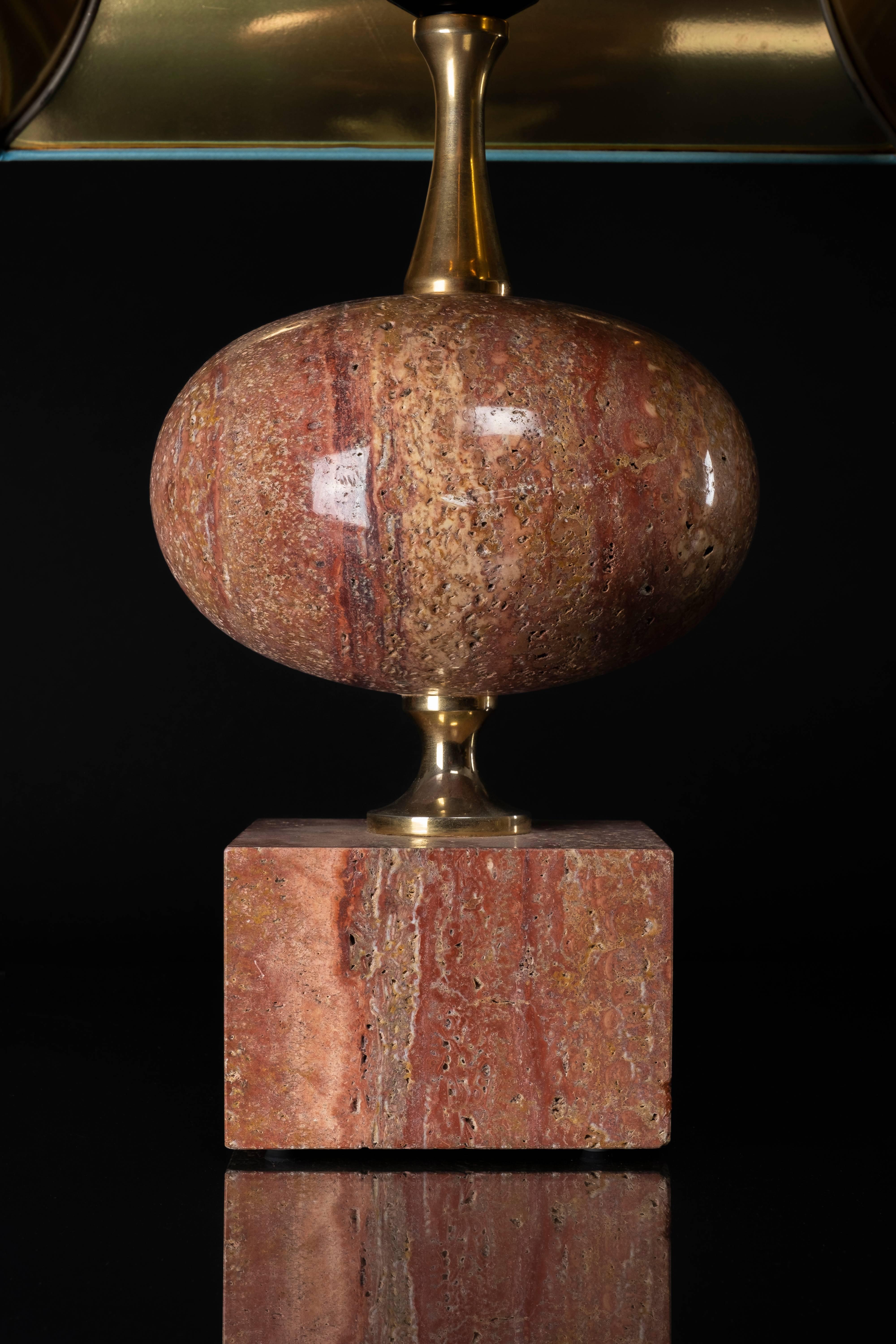 Elegant salmon pink marble table lamp, Mid-Century Modern design.
Pure and geometrical shape.
     