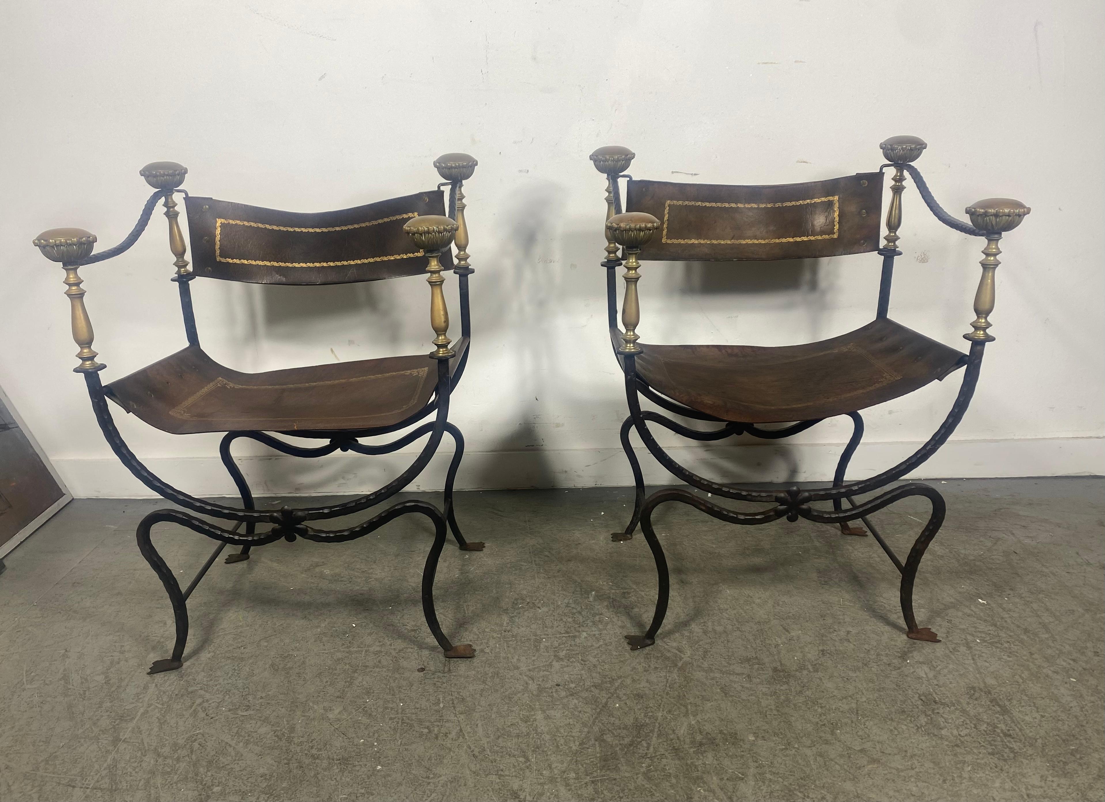 Paire de chaises de campagne Savonarola du milieu du siècle avec sièges et dossiers en cuir en vente 3