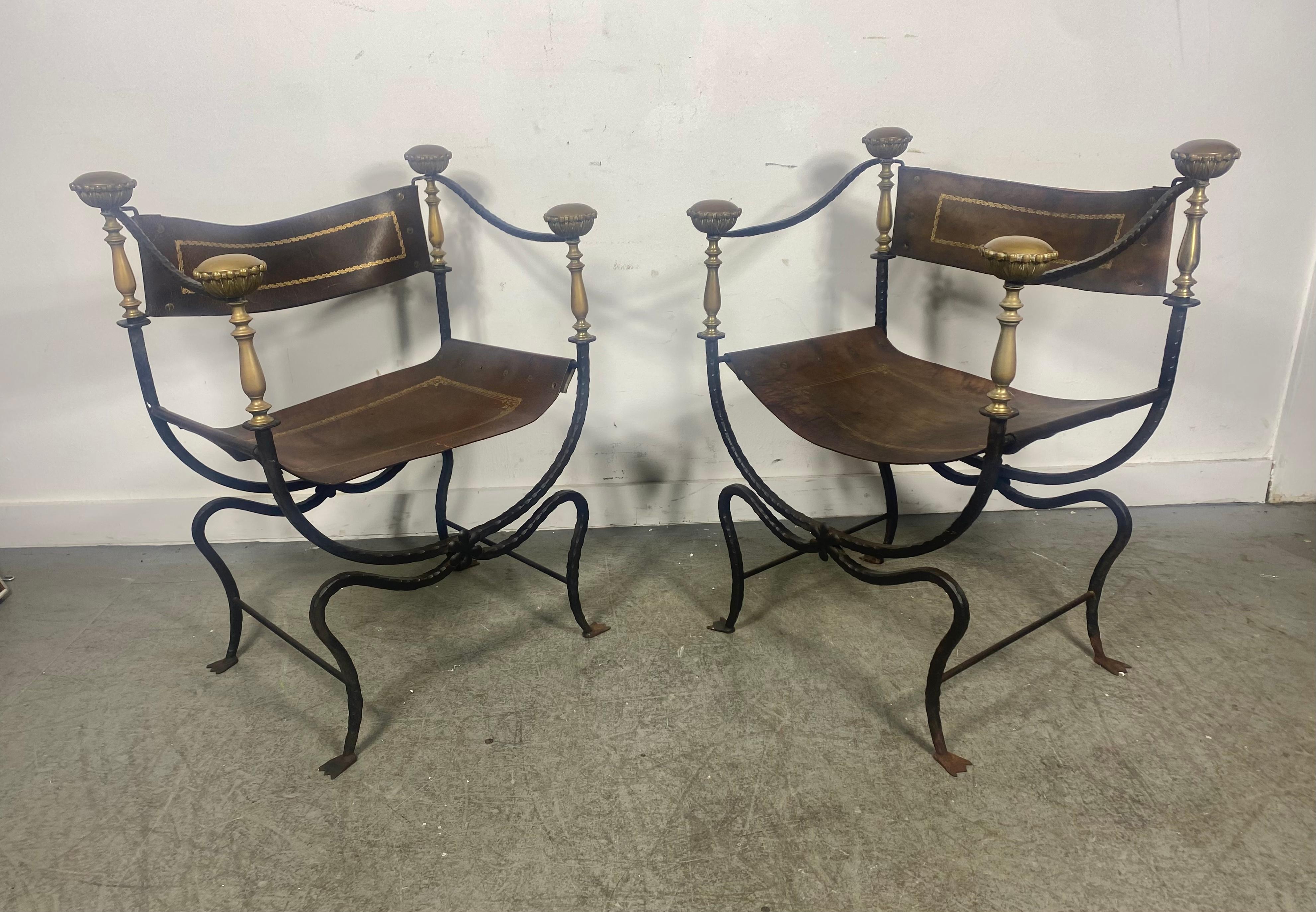 Paire de chaises de campagne Savonarola du milieu du siècle avec sièges et dossiers en cuir en vente 1