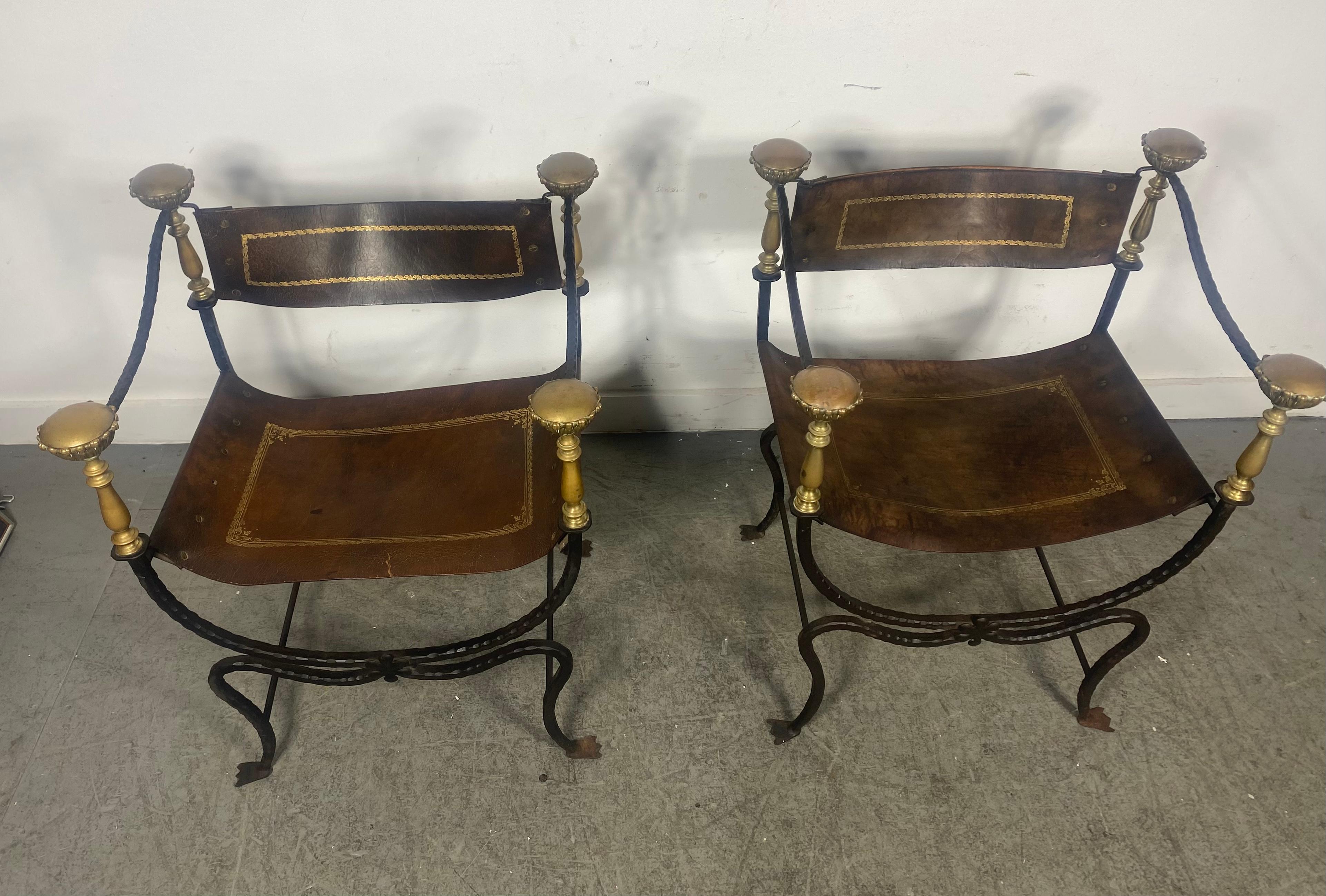 Paire de chaises de campagne Savonarola du milieu du siècle avec sièges et dossiers en cuir en vente 2