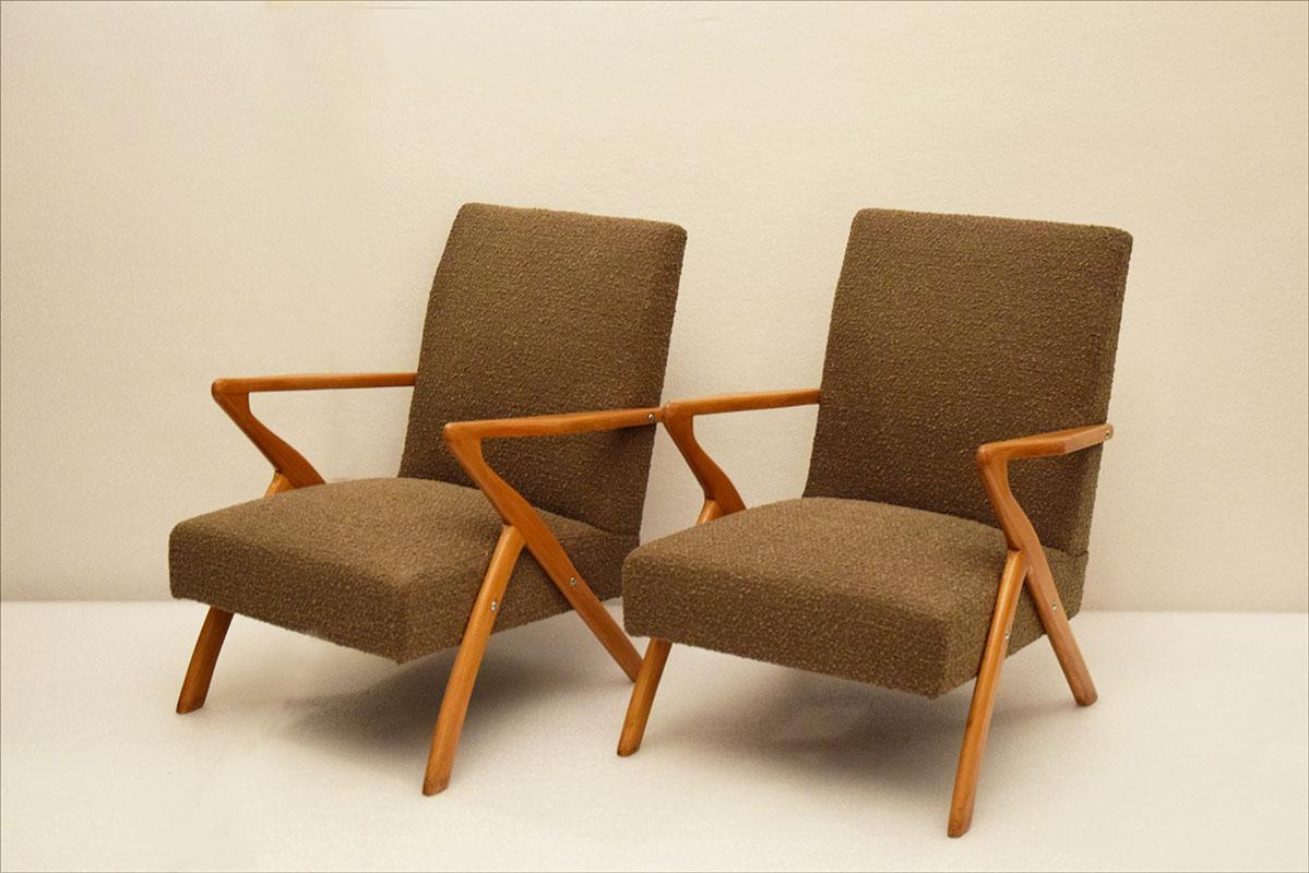 Pair of Scandinavian armchairs 1950s.
Wooden bridge frame for shaped arms and feet, upholstered restored seat and back with bouclé fabric cover.
In excellent condition.