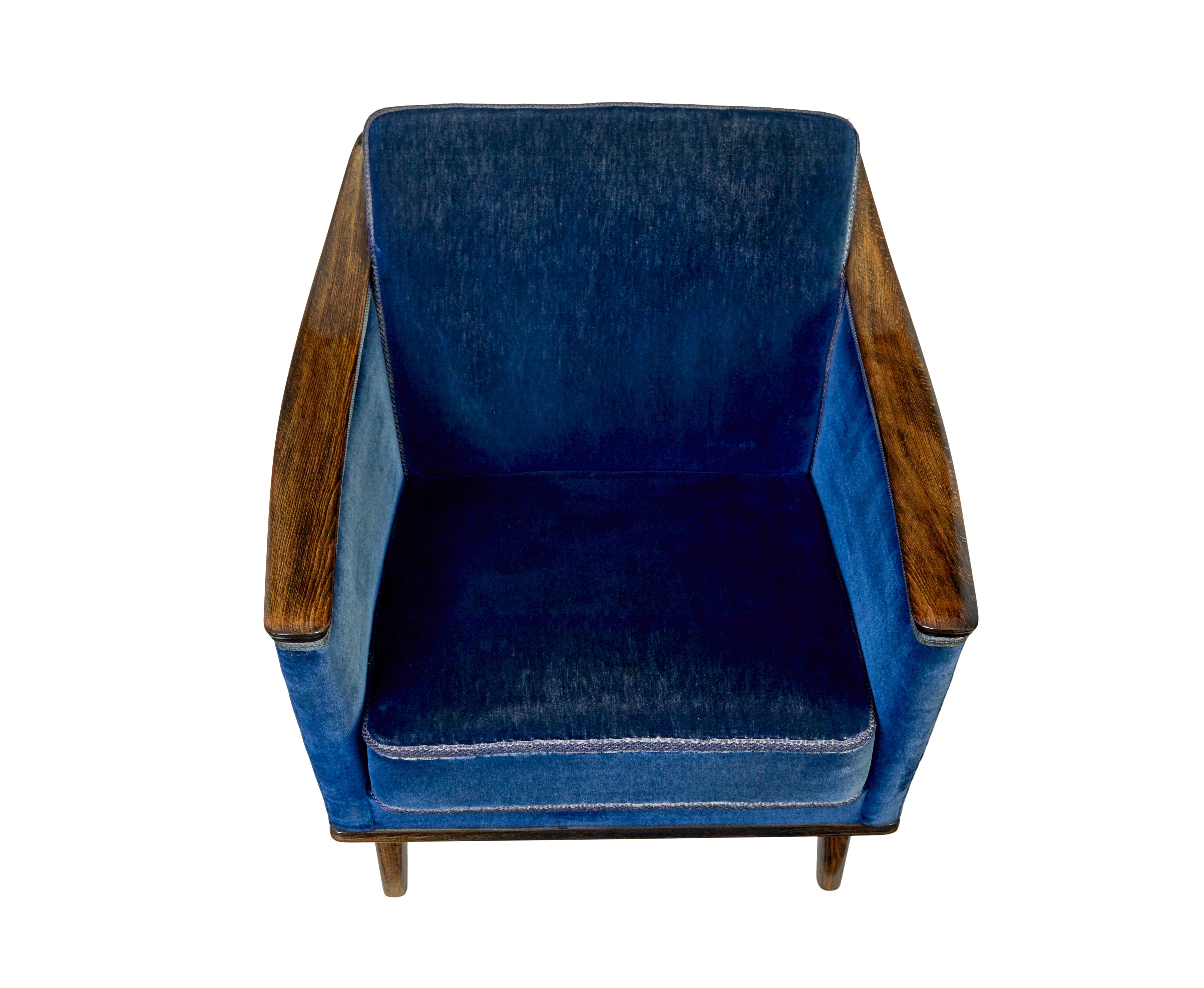 Coppia di poltrone scandinave di metà secolo, circa 1960.

Coppia di poltrone da salotto di buona qualità rivestite in tessuto blu schiacciato.  Braccioli e gambe in faggio massiccio.

Sedie molto comode.

Il legno è stato completamente rifinito nel