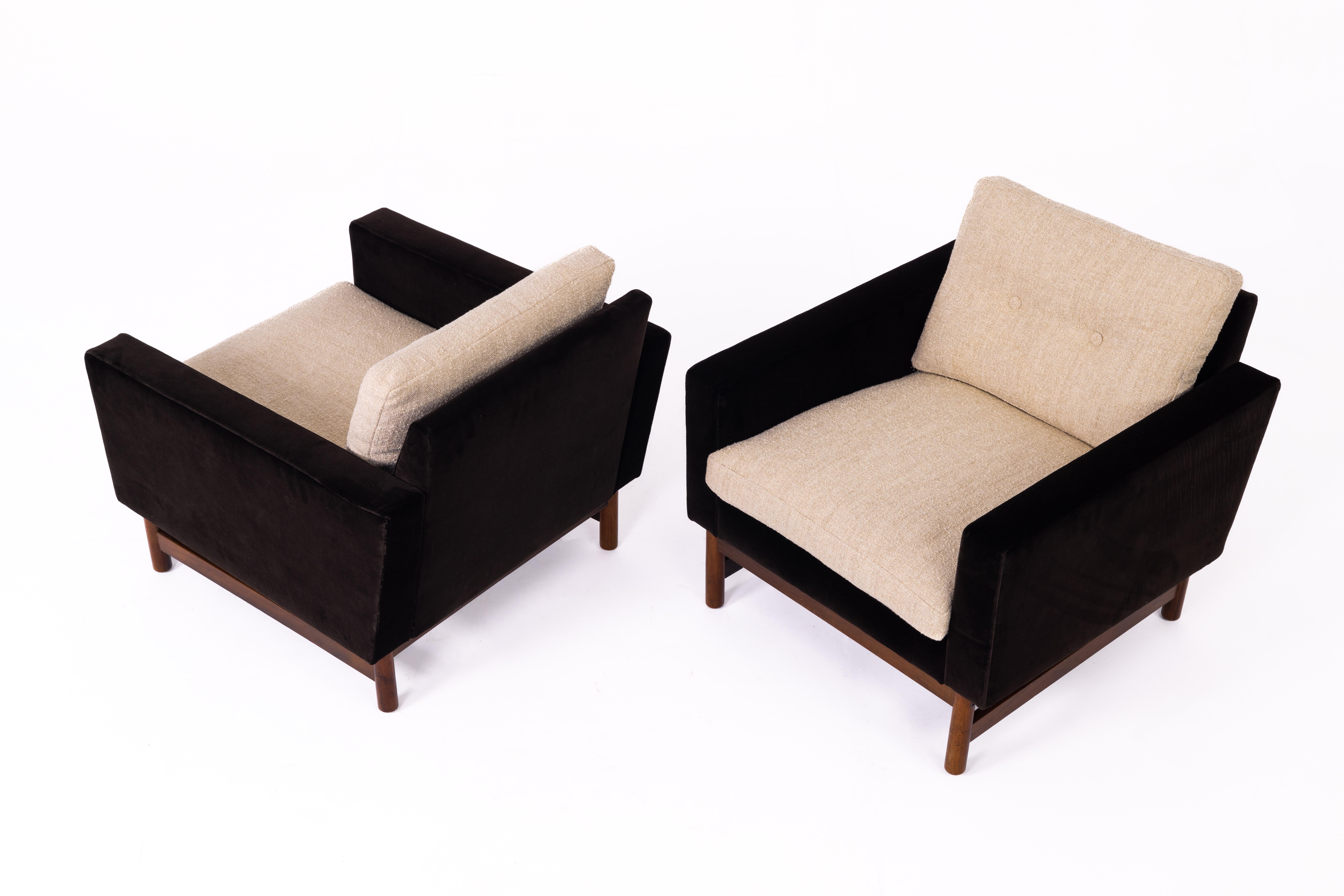 Paar schwedische Sessel, 1960er Jahre, vollständig restauriert und neu gepolstert mit dunkelbraunem Dedar-Samt (Adamo&Eva), Kissen aus Boccette von Nobilis (Stella), Beine aus Palisanderholz.