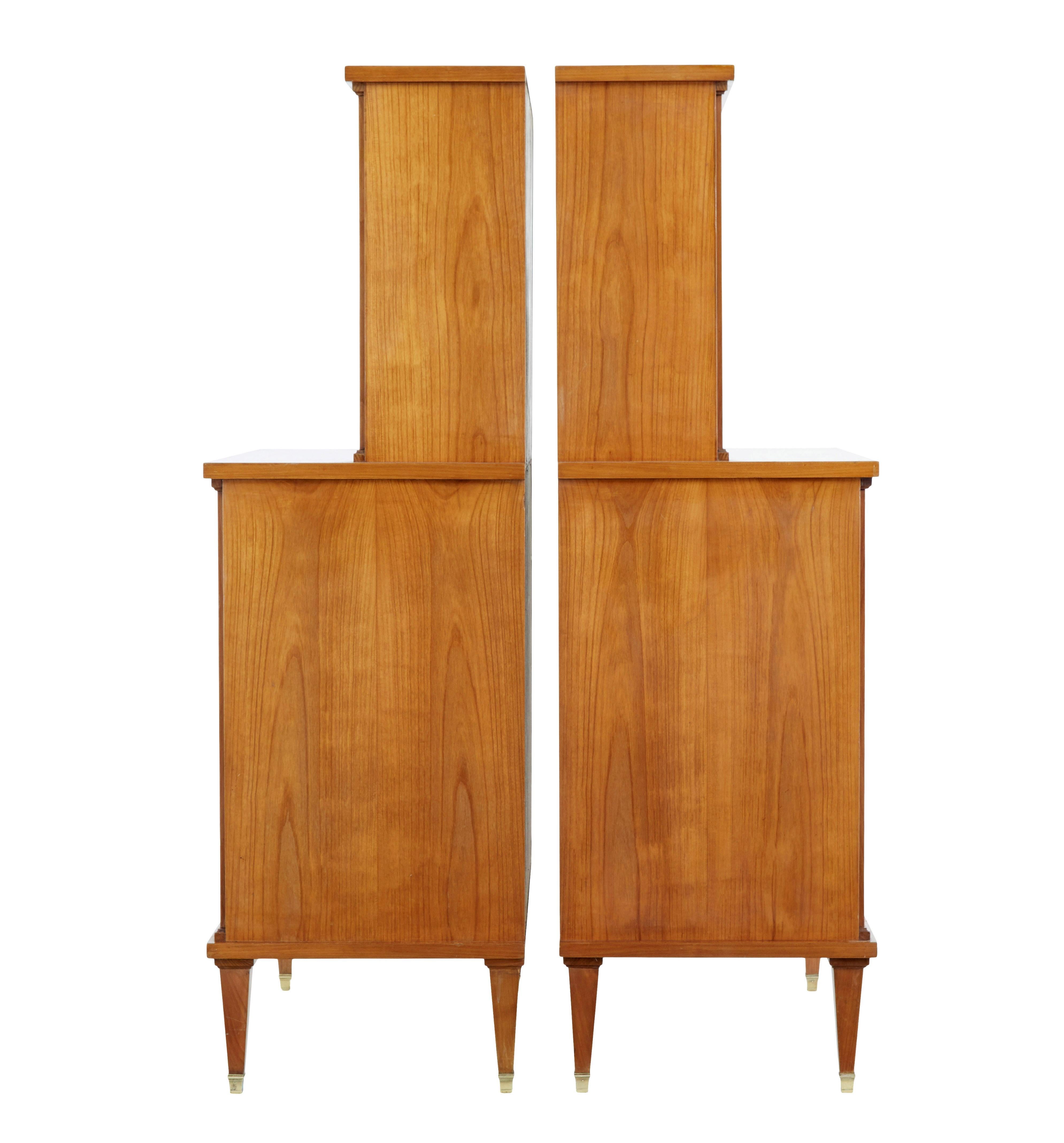 Mid-Century Modern Paire d'armoires scandinaves en orme du milieu du siècle dernier en vente