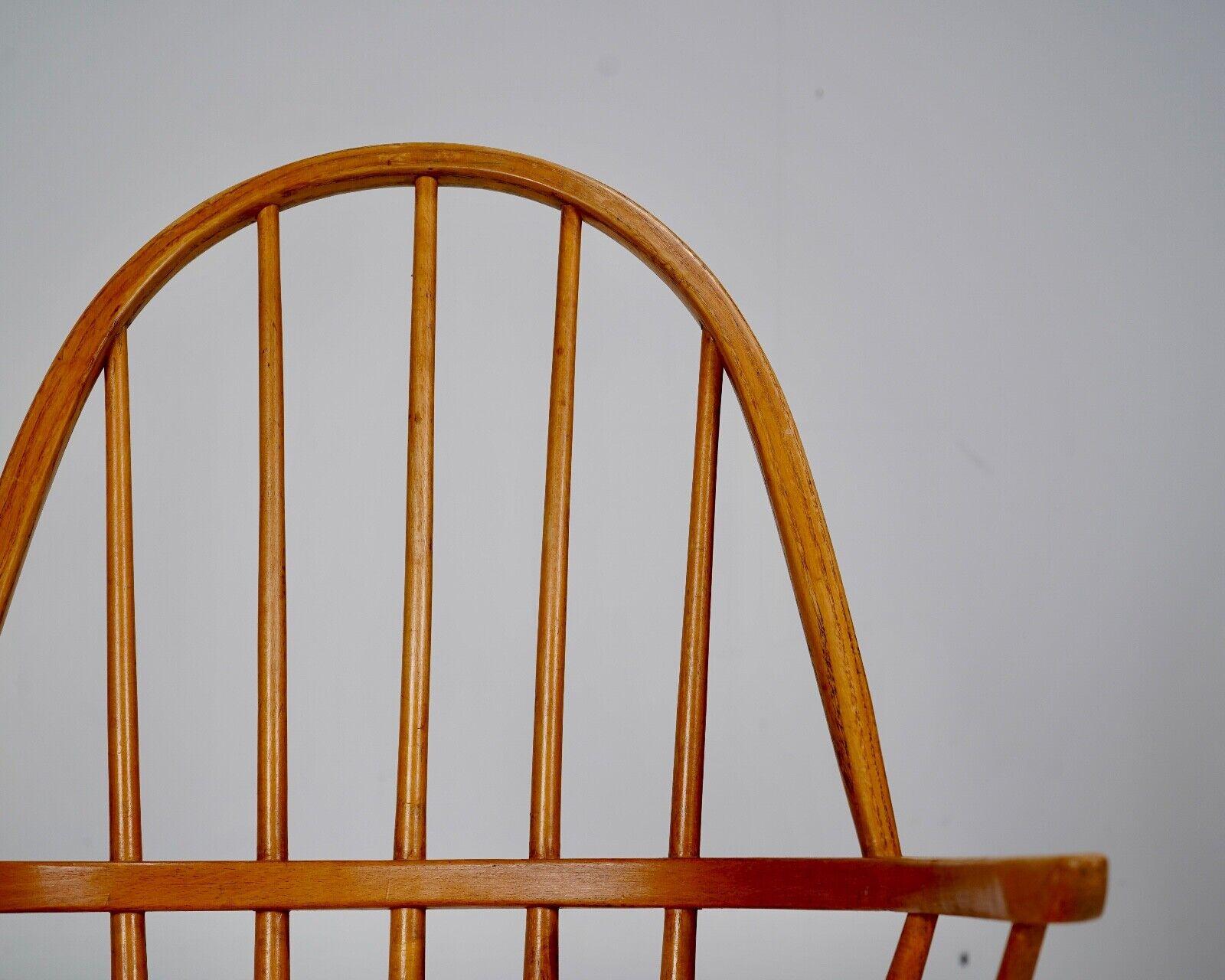  Preciosa pareja de sillas Windsor escandinavas, de los años 50, fabricadas en haya y olmo. 
Buen estado, fuerte y resistente con algunas marcas aquí y allá.

Dimensiones

Altura - 98cm
Anchura - 50 cm
Profundidad - 43 cm
 Altura del asiento: 43