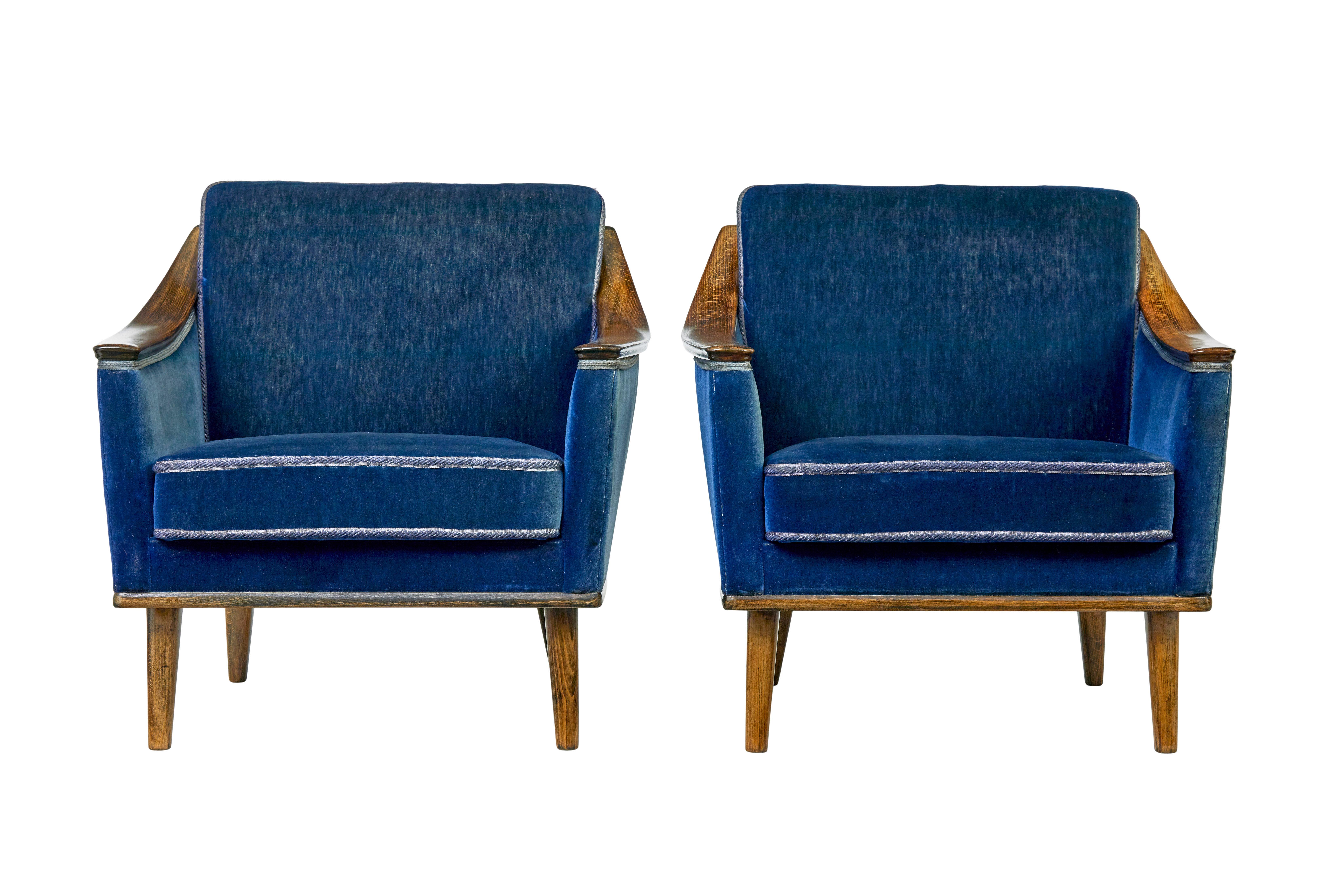 Sculpté à la main Paire de fauteuils de salon scandinaves du milieu du siècle dernier en vente