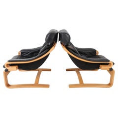Pareja de sillones de salón de madera curvada y cuero negro modernos escandinavos de mediados de siglo