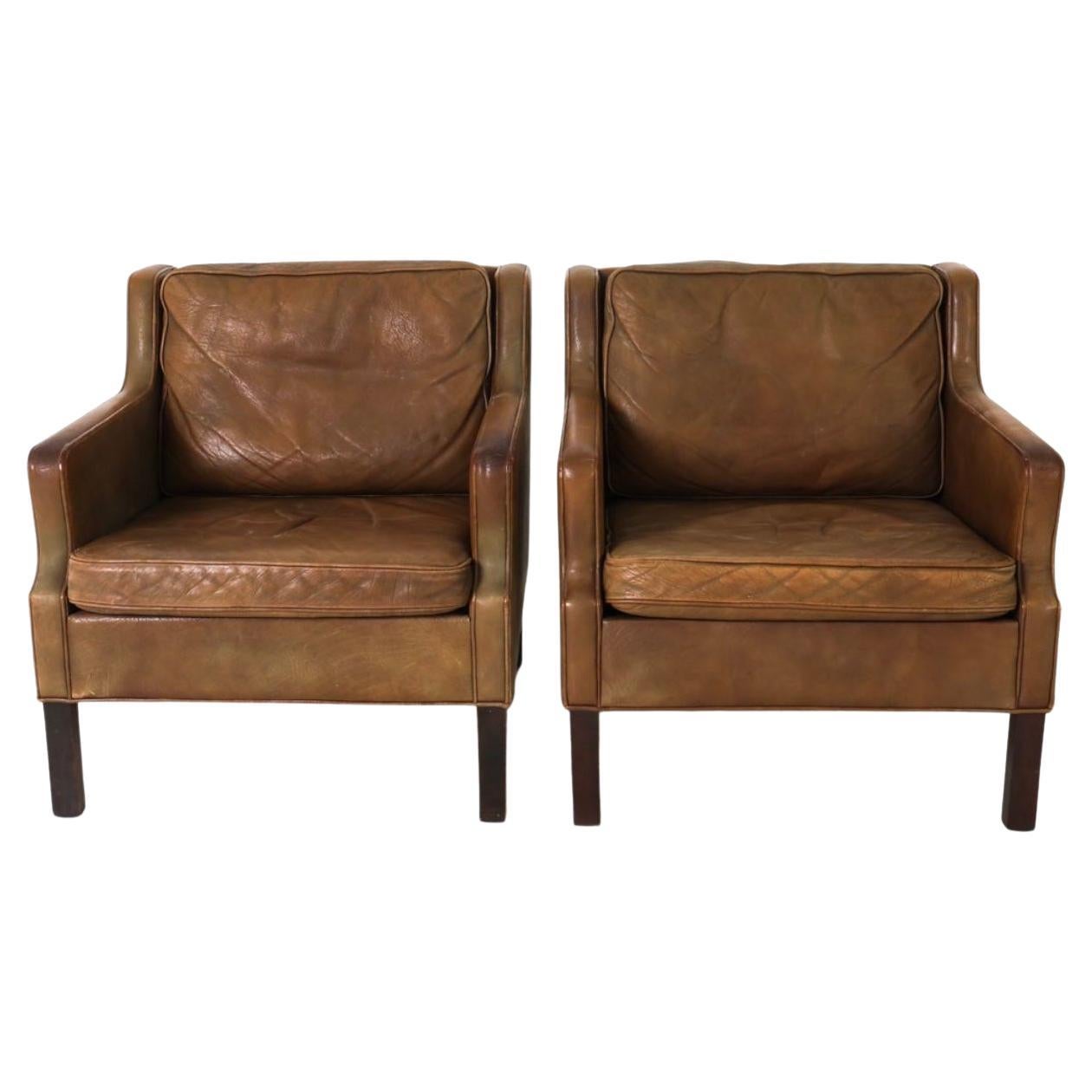 Coppia di sedie da salotto in pelle marrone della linea Mid Century Scandinavian Modern