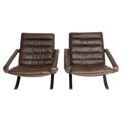 Paire de fauteuils de salon Safari flex en cuir brun, de style scandinave moderne du milieu du siècle.