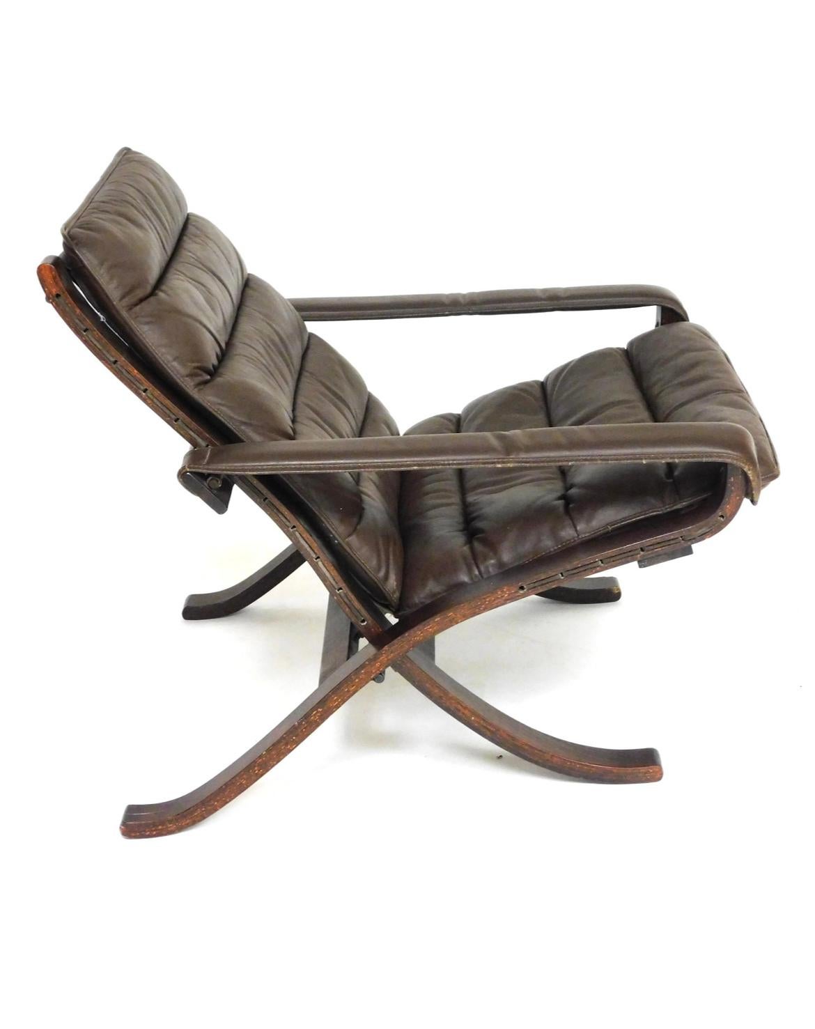 Mid-Century Modern Paire de fauteuils de salon Safari flex en cuir brun, de style scandinave moderne du milieu du siècle.  en vente