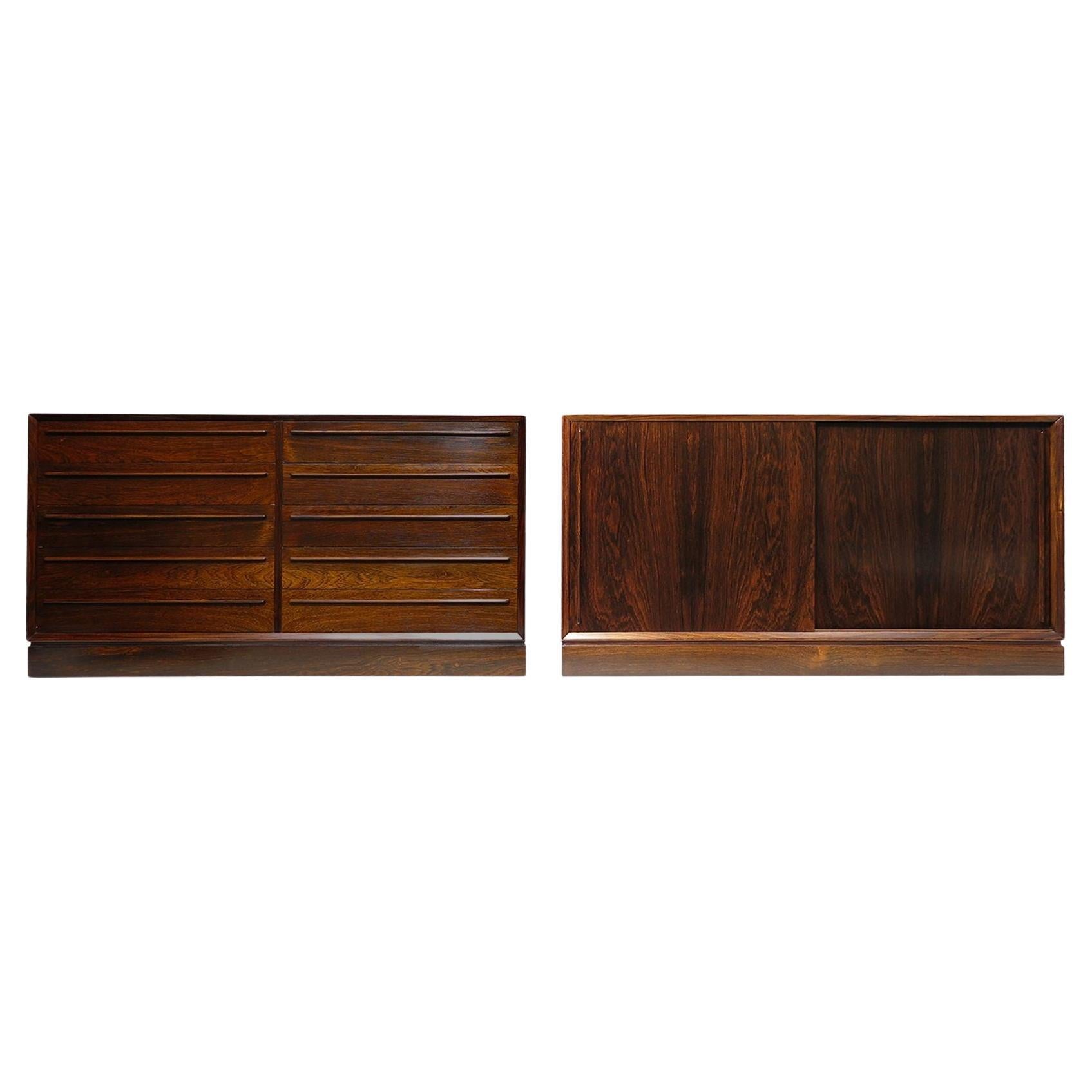 Paire de crédences scandinaves en bois de rose du milieu du siècle, parfaitement restaurées