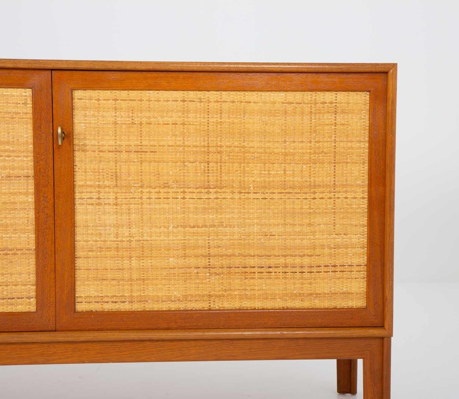 Ein Paar skandinavische Sideboards aus Teakholz und Rattan aus der Mitte des Jahrhunderts von Alf Svensson (Schwedisch) im Angebot