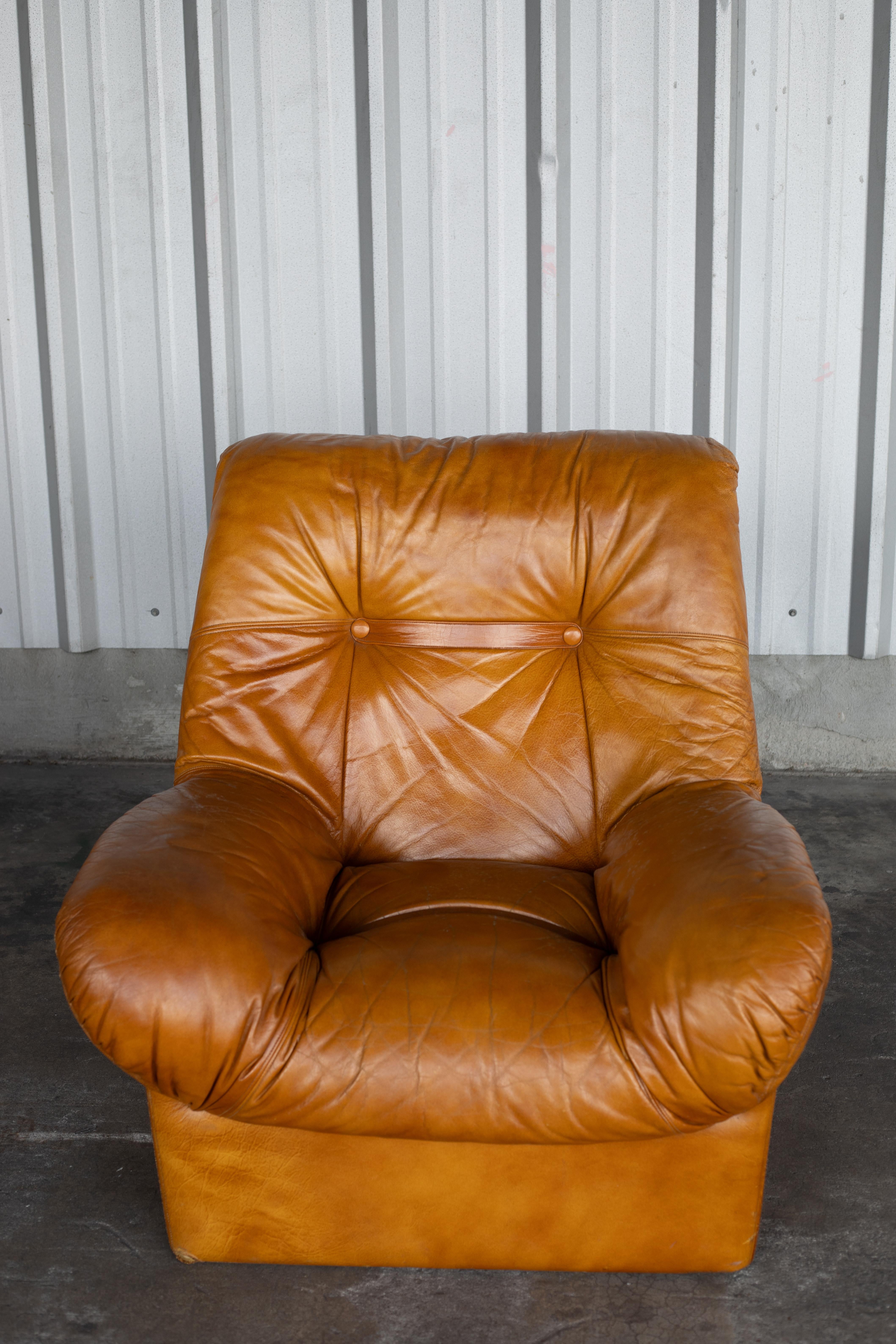 Mid-Century Modern Pair of Mid-Century Scandinavian Tan Leather Lounge Chairs For Sale