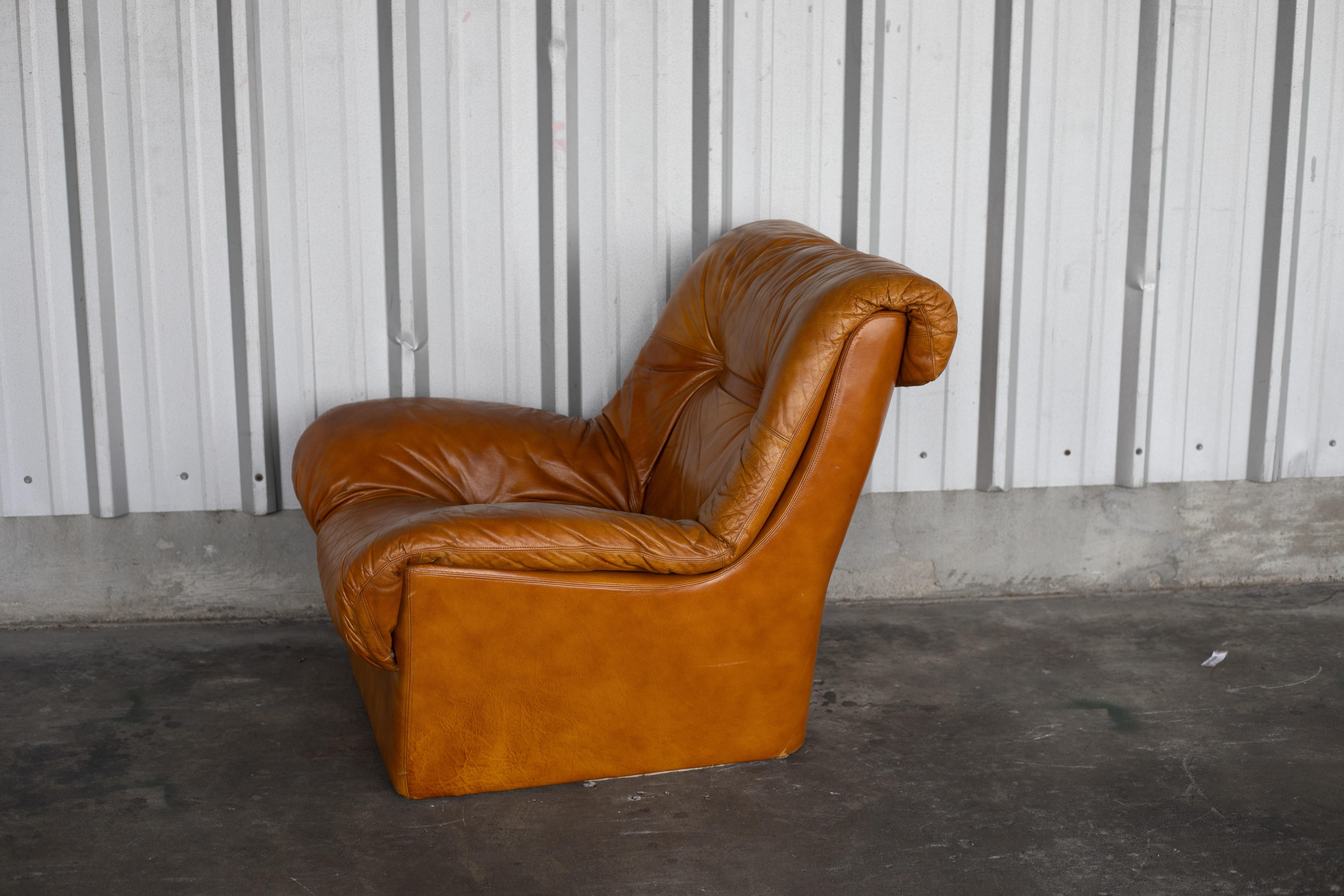 Late 20th Century Pair of Mid-Century Scandinavian Tan Leather Lounge Chairs For Sale