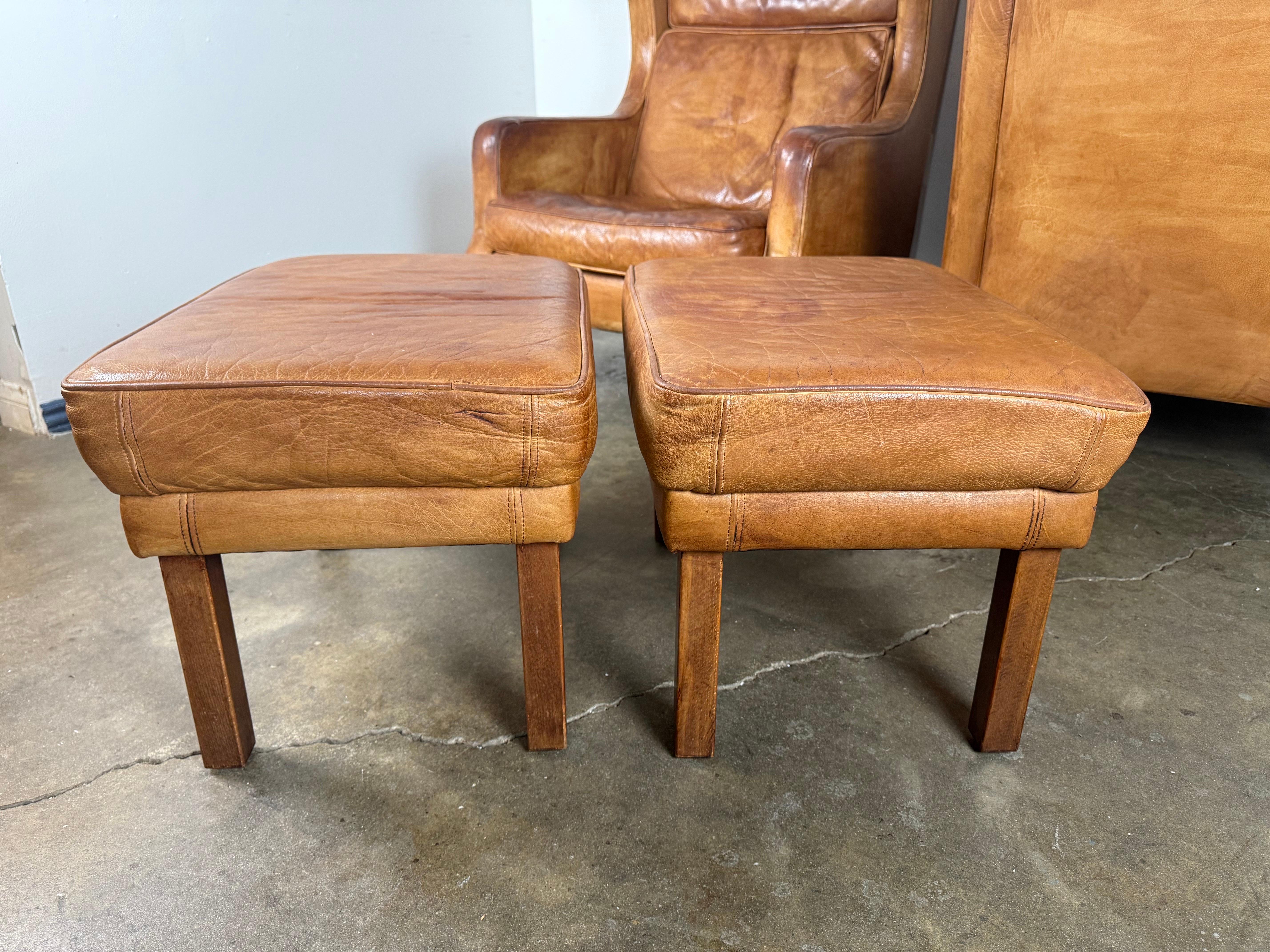 Paire de chaises longues scandinaves en cuir Wingback du milieu du siècle dernier en vente 4