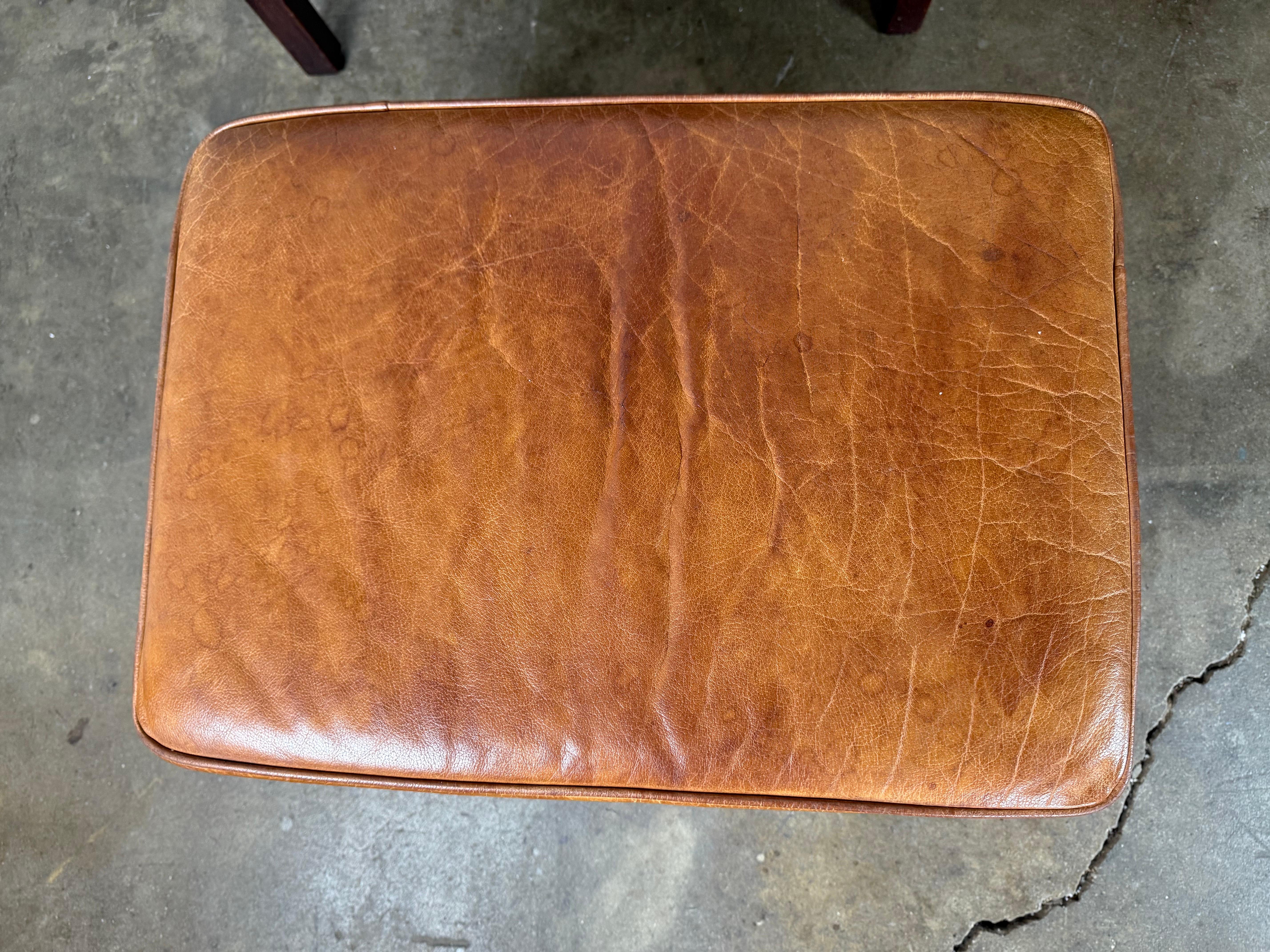 Paire de chaises longues scandinaves en cuir Wingback du milieu du siècle dernier en vente 6