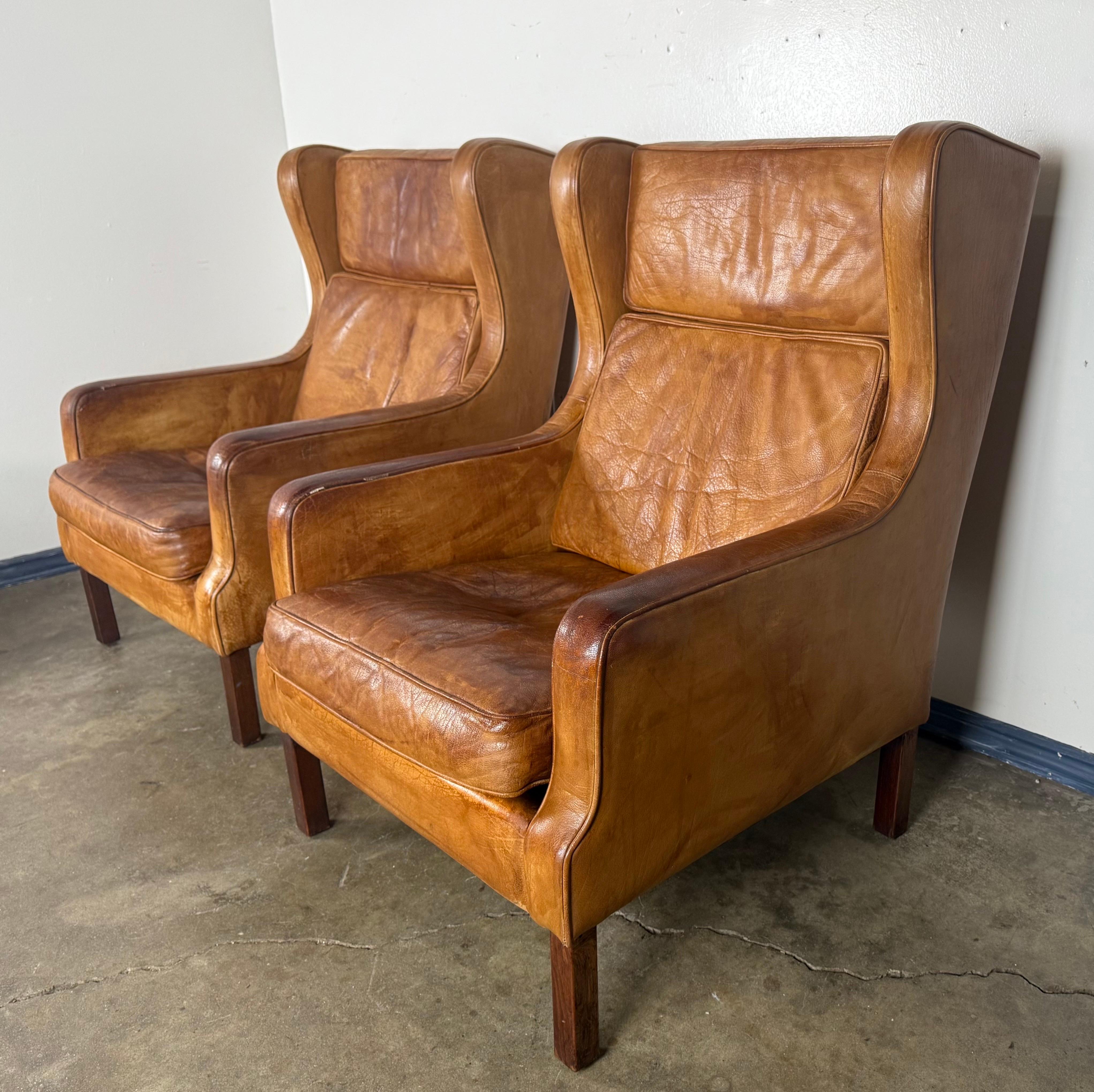 Paire de chaises longues scandinaves en cuir Wingback du milieu du siècle dernier en vente 7