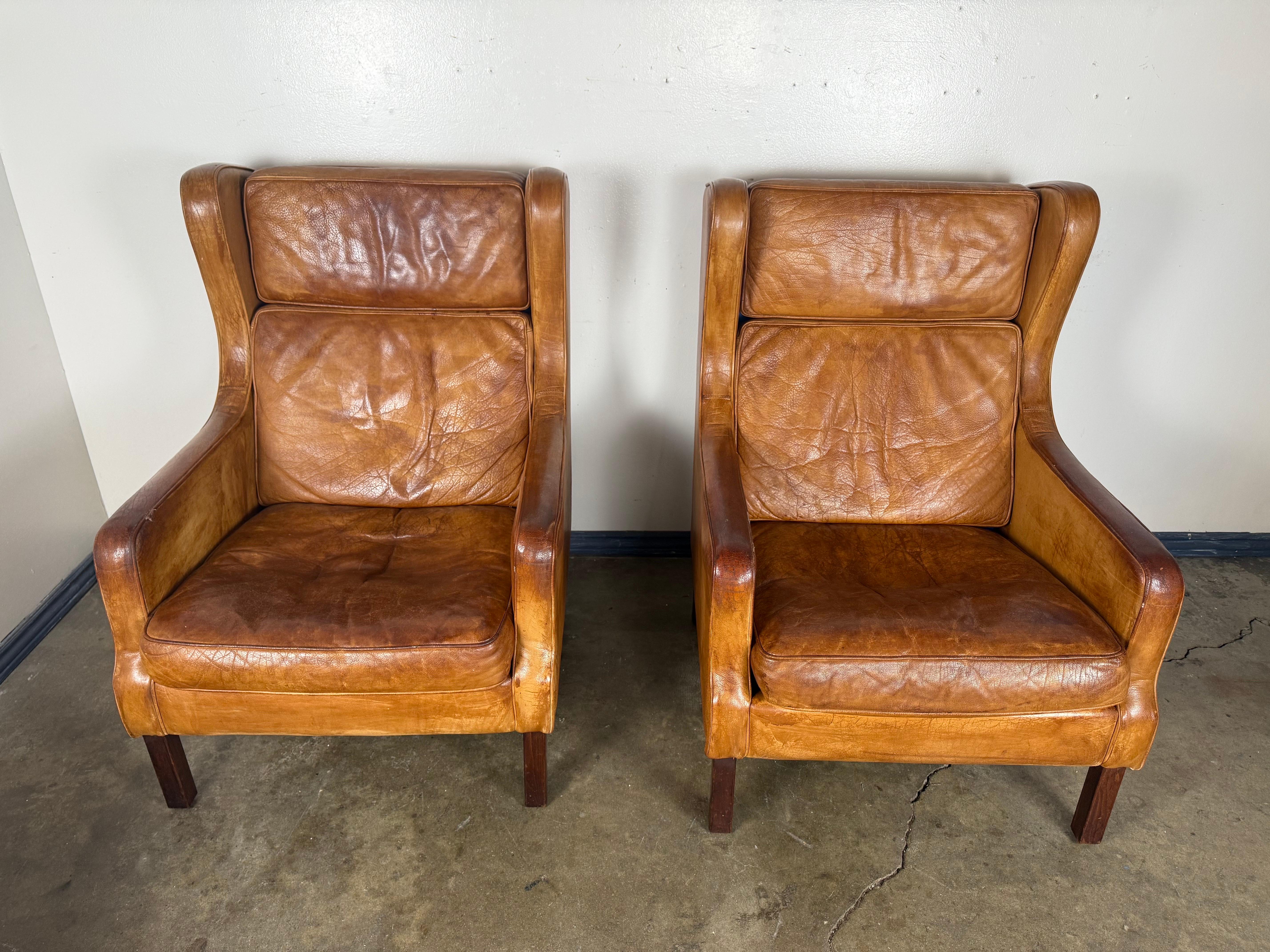 Une belle paire de chaises longues scandinaves du milieu du siècle, chacune accompagnée de son ottoman (23