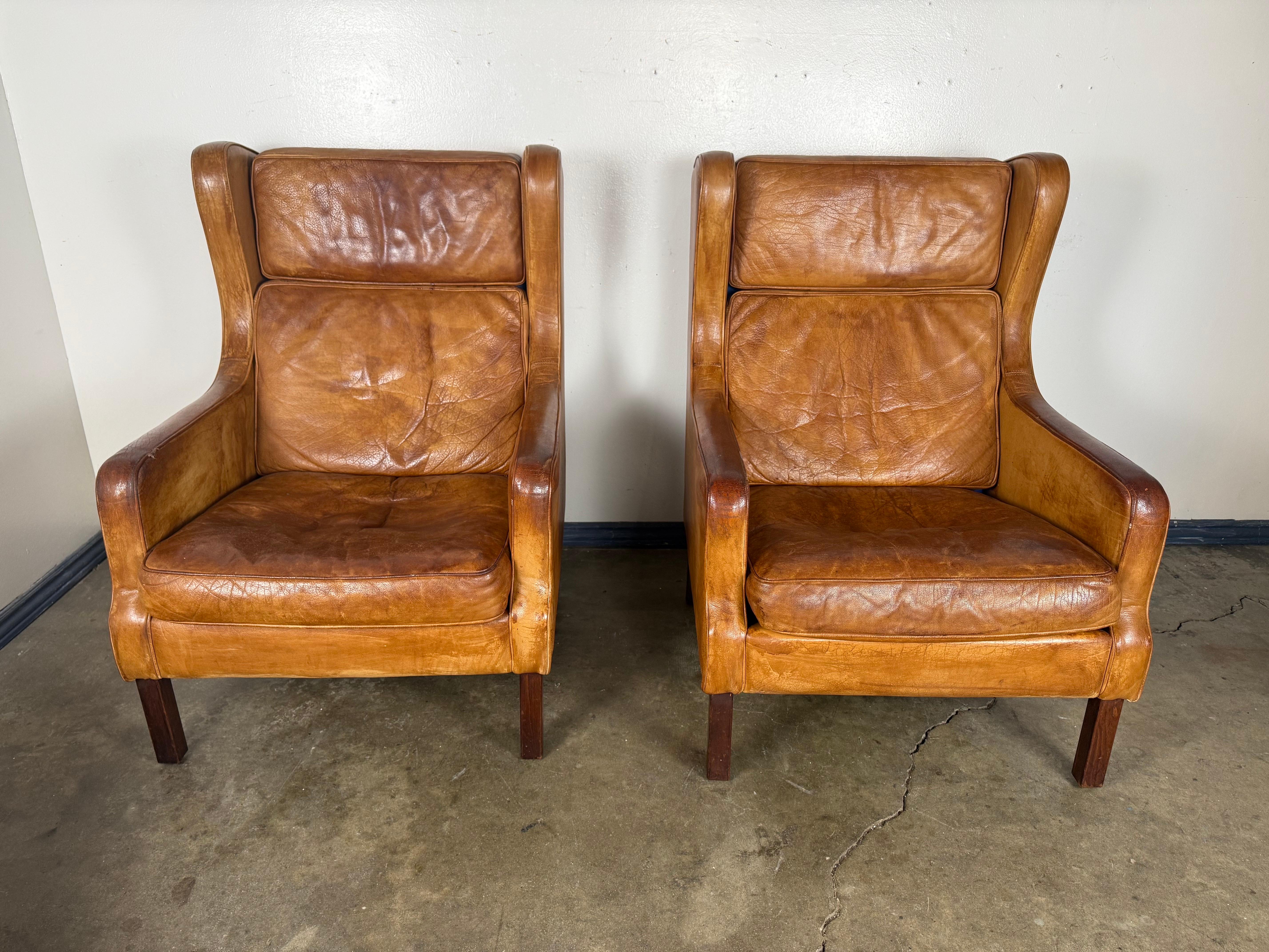 Scandinave moderne Paire de chaises longues scandinaves en cuir Wingback du milieu du siècle dernier en vente