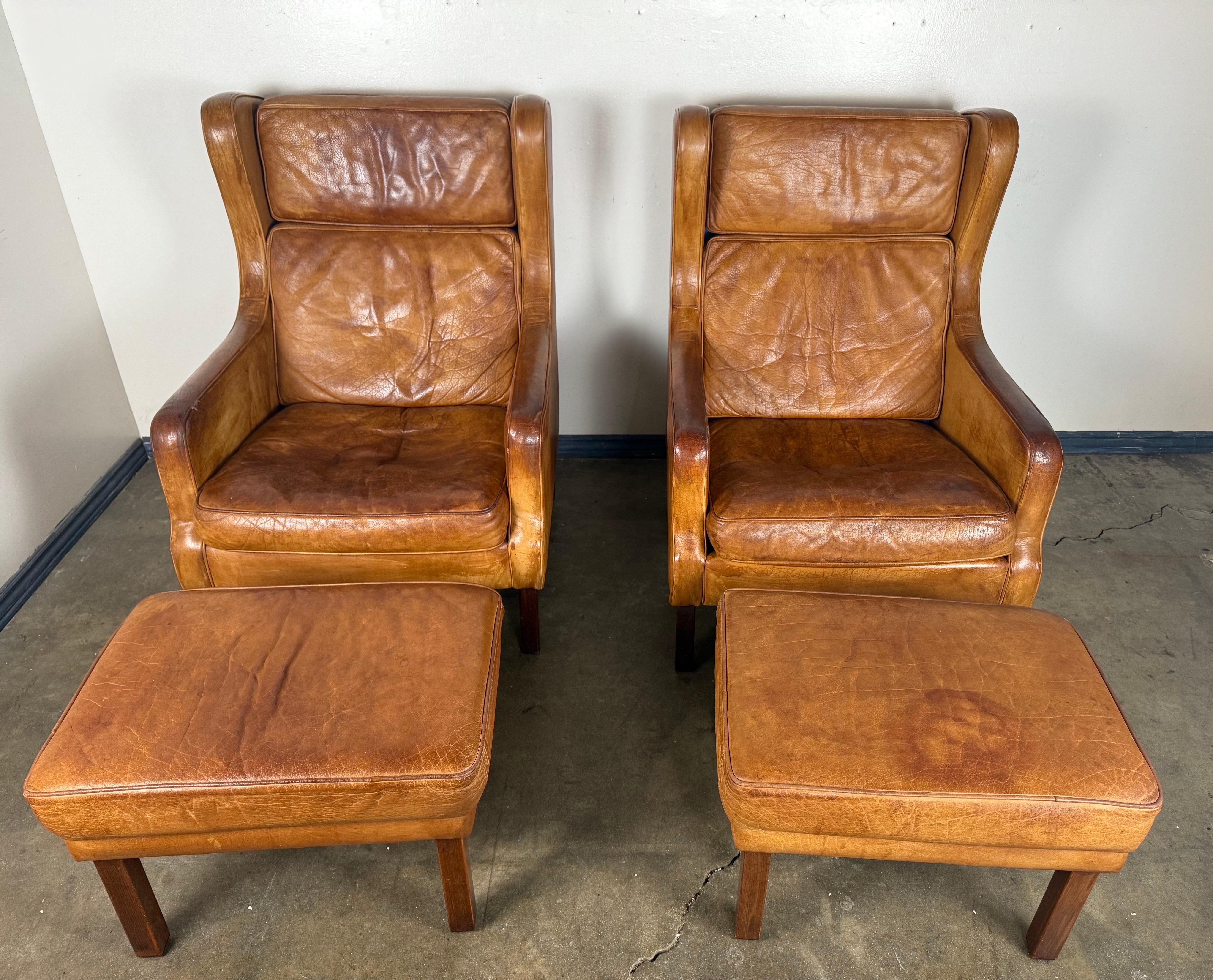 Européen Paire de chaises longues scandinaves en cuir Wingback du milieu du siècle dernier en vente