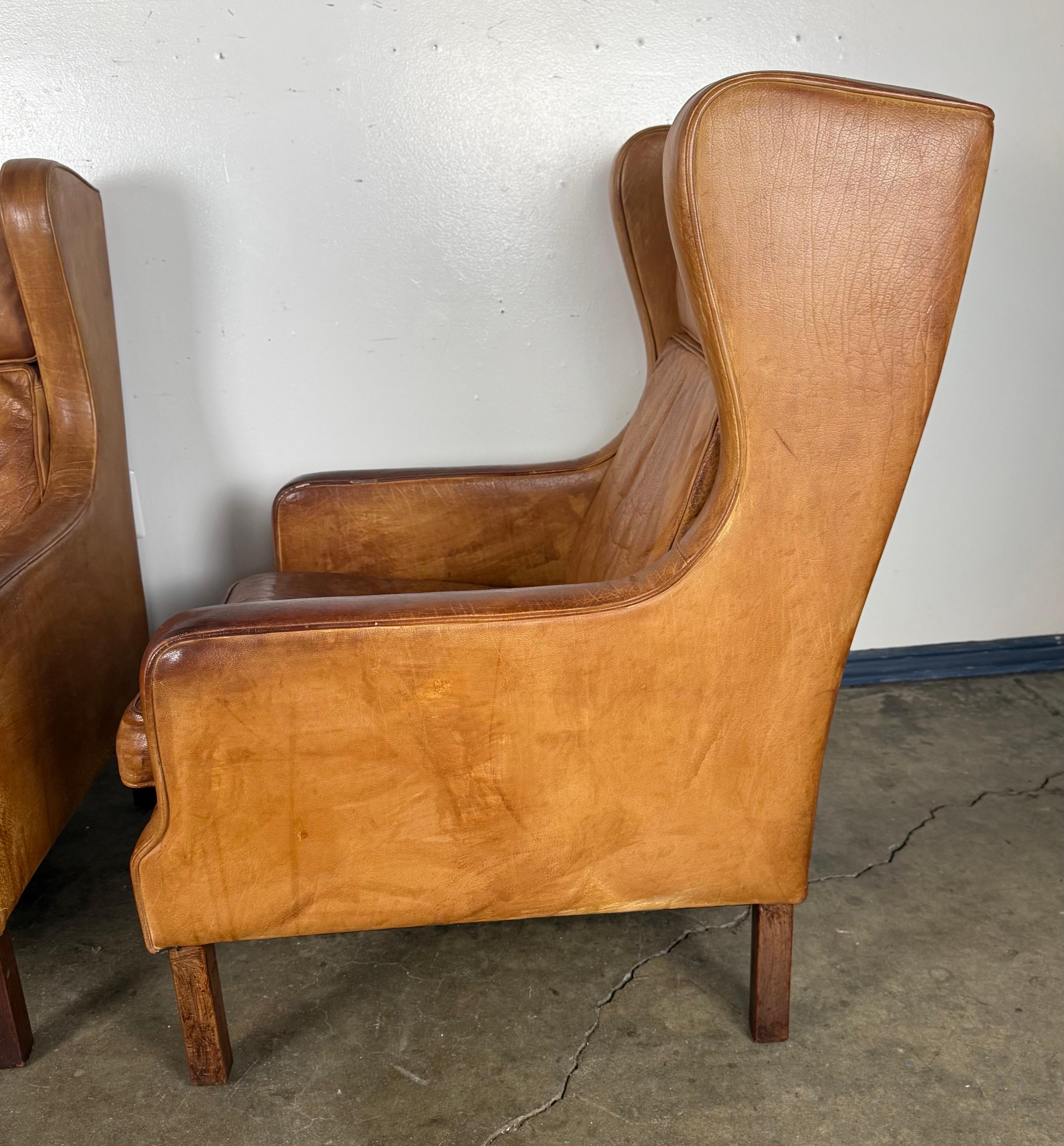 Paire de chaises longues scandinaves en cuir Wingback du milieu du siècle dernier Abîmé - En vente à Los Angeles, CA
