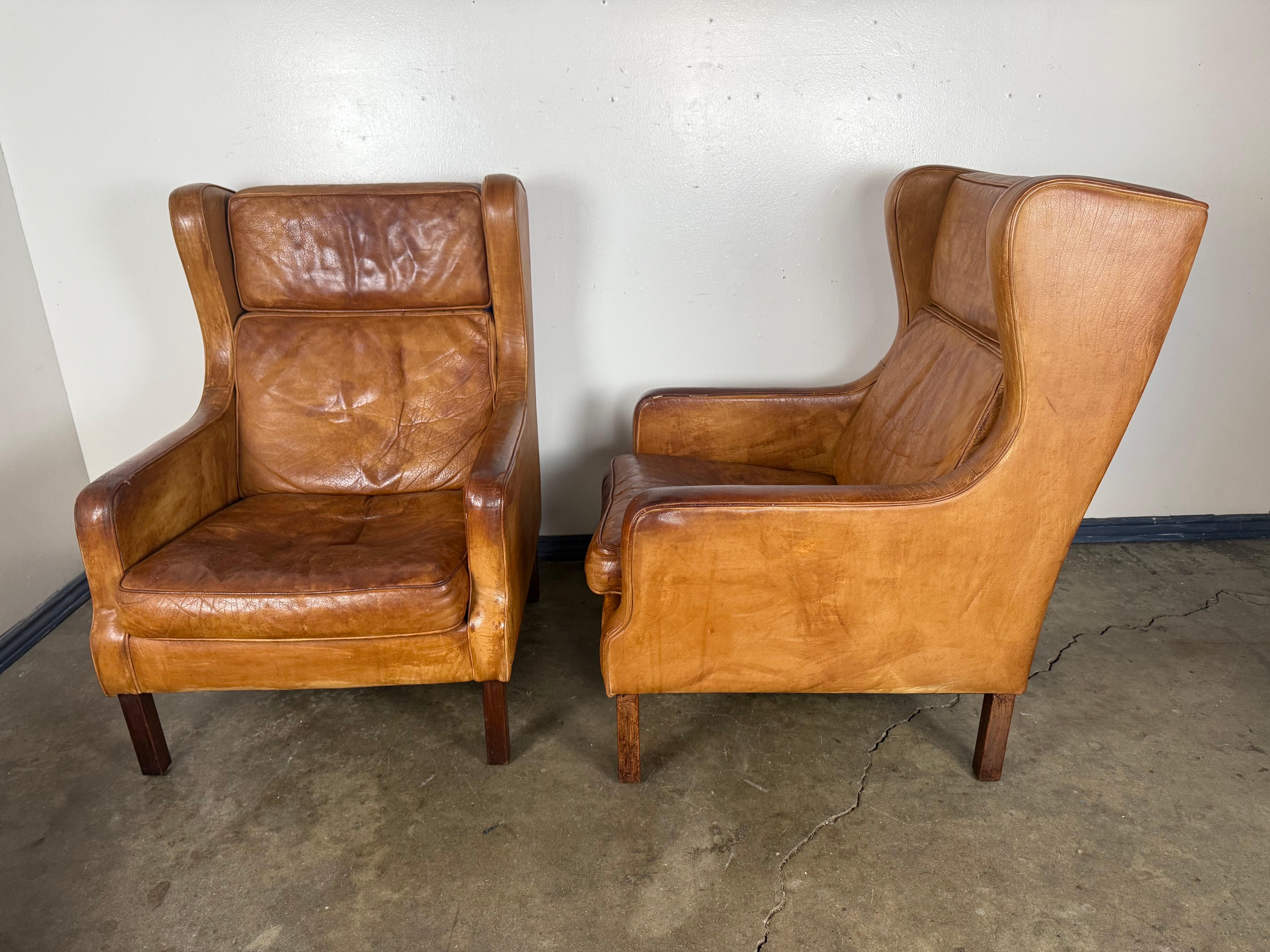 20ième siècle Paire de chaises longues scandinaves en cuir Wingback du milieu du siècle dernier en vente