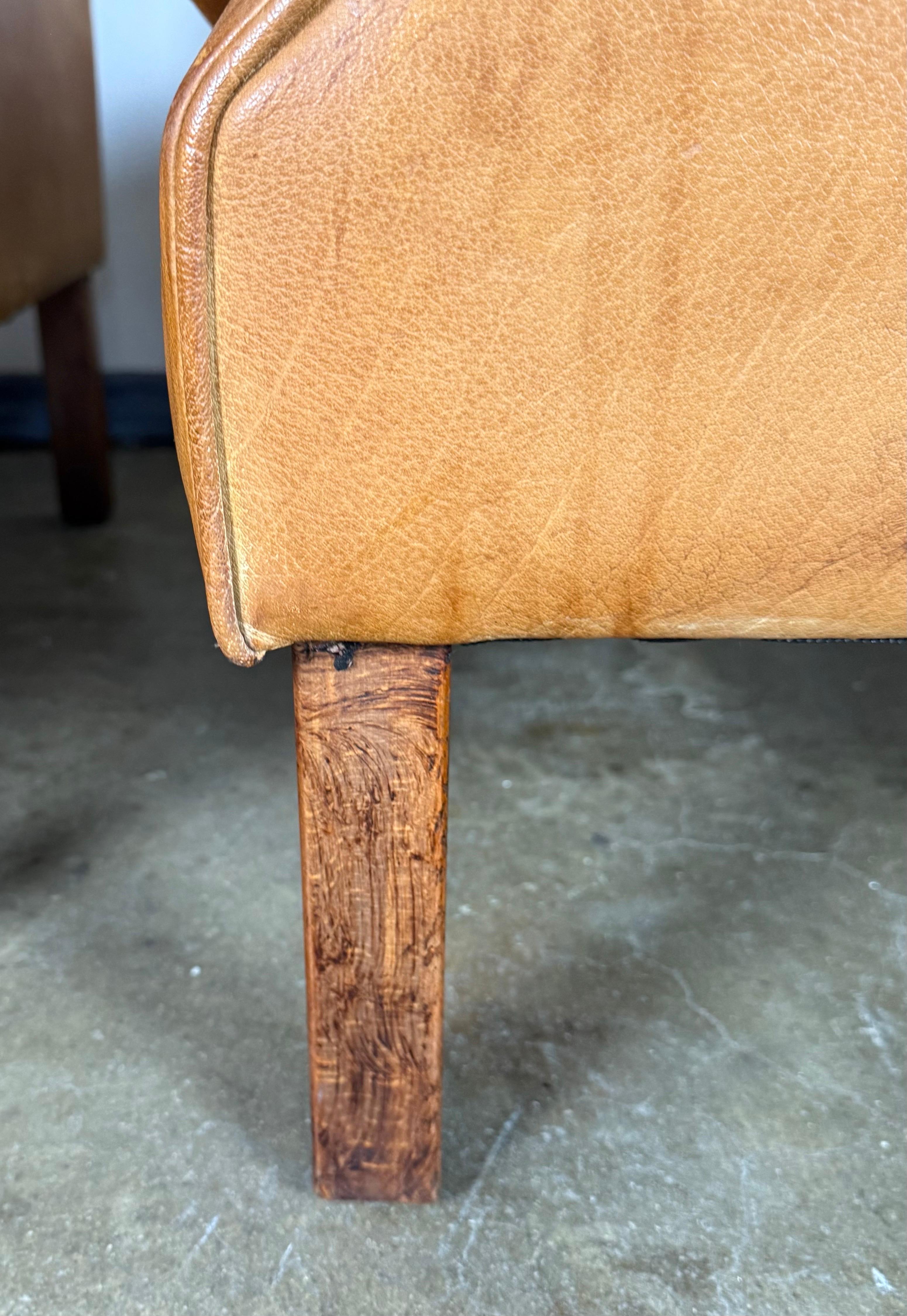 Cuir Paire de chaises longues scandinaves en cuir Wingback du milieu du siècle dernier en vente