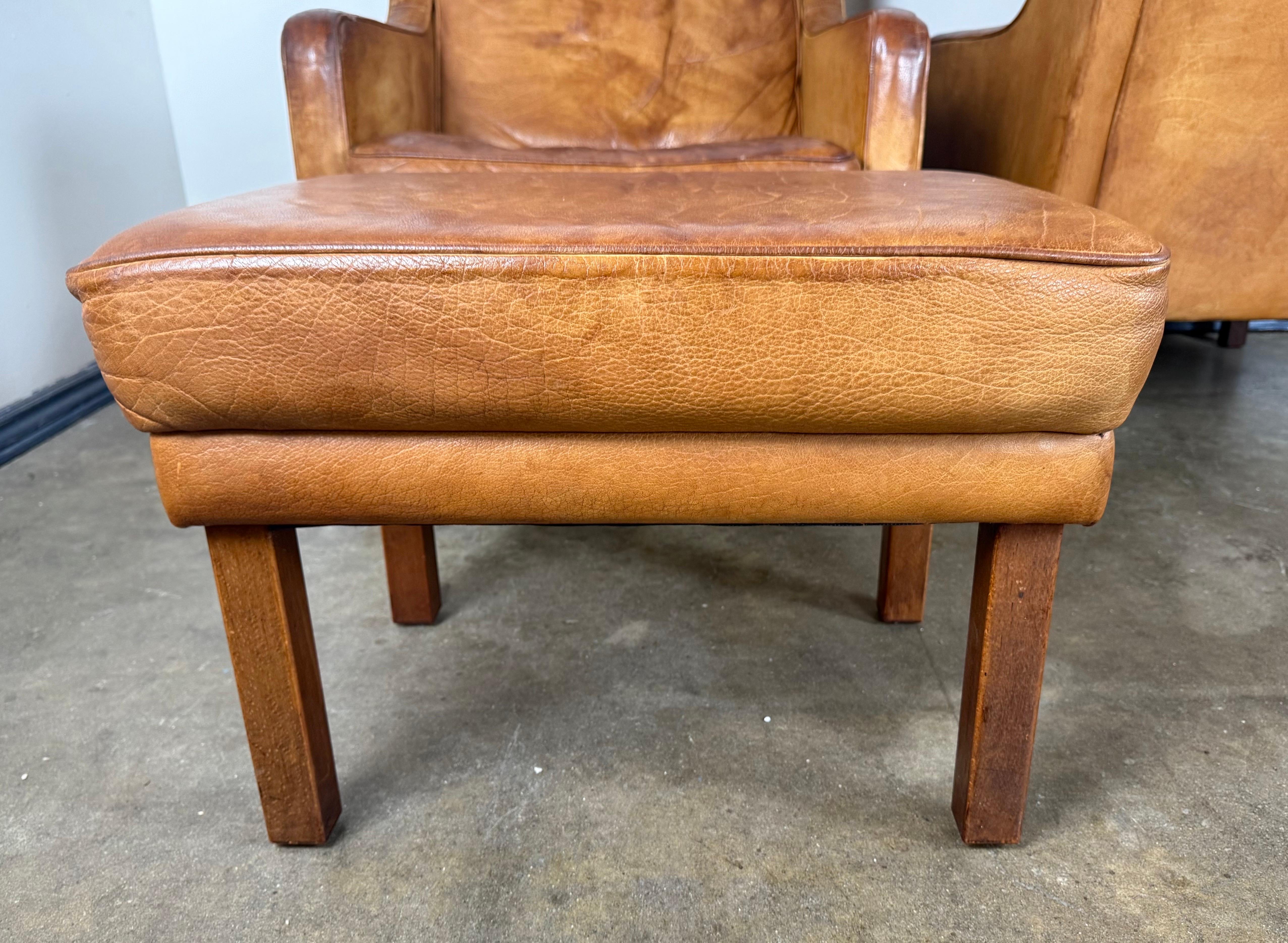 Paire de chaises longues scandinaves en cuir Wingback du milieu du siècle dernier en vente 1