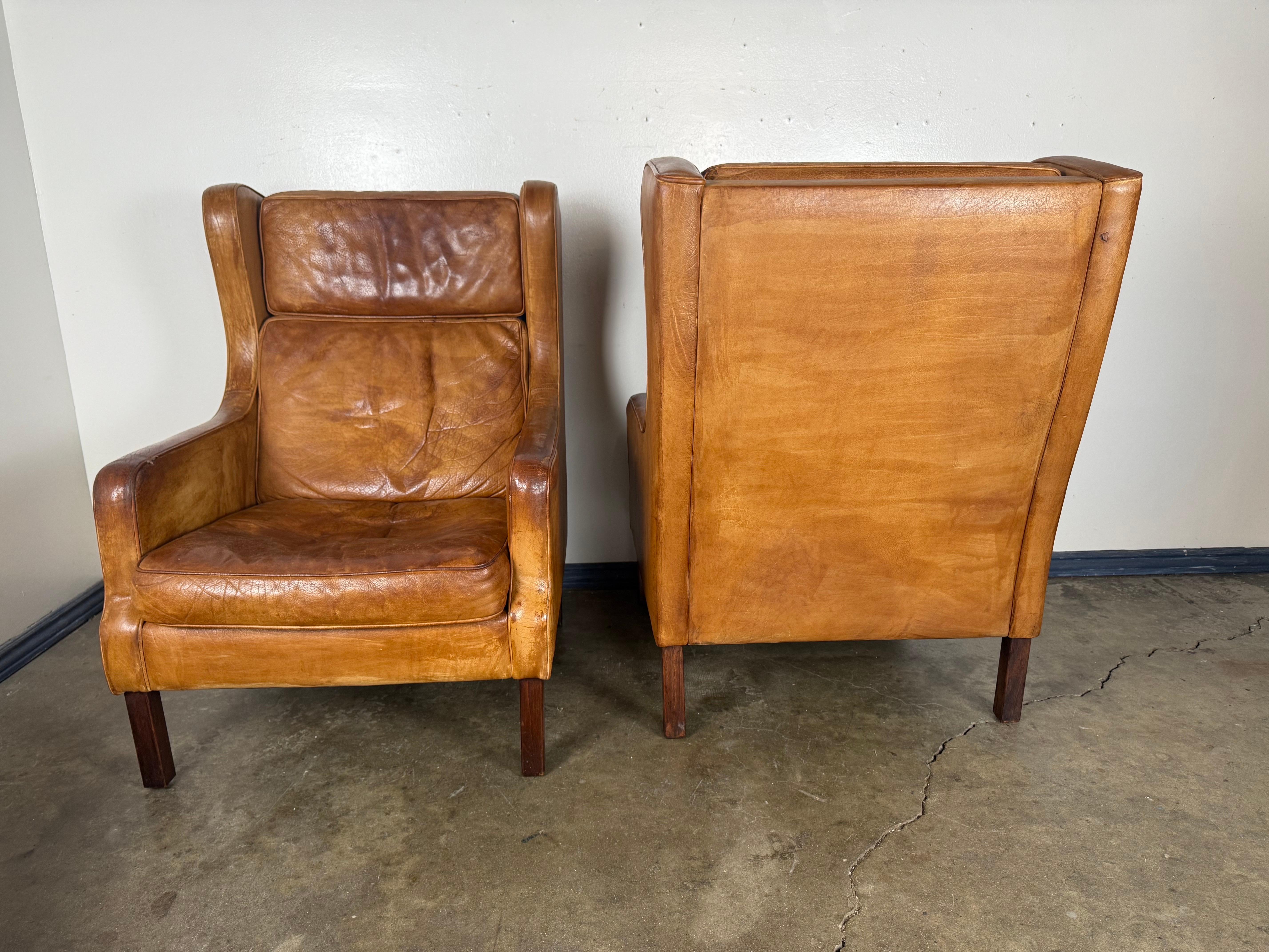 Paire de chaises longues scandinaves en cuir Wingback du milieu du siècle dernier en vente 2