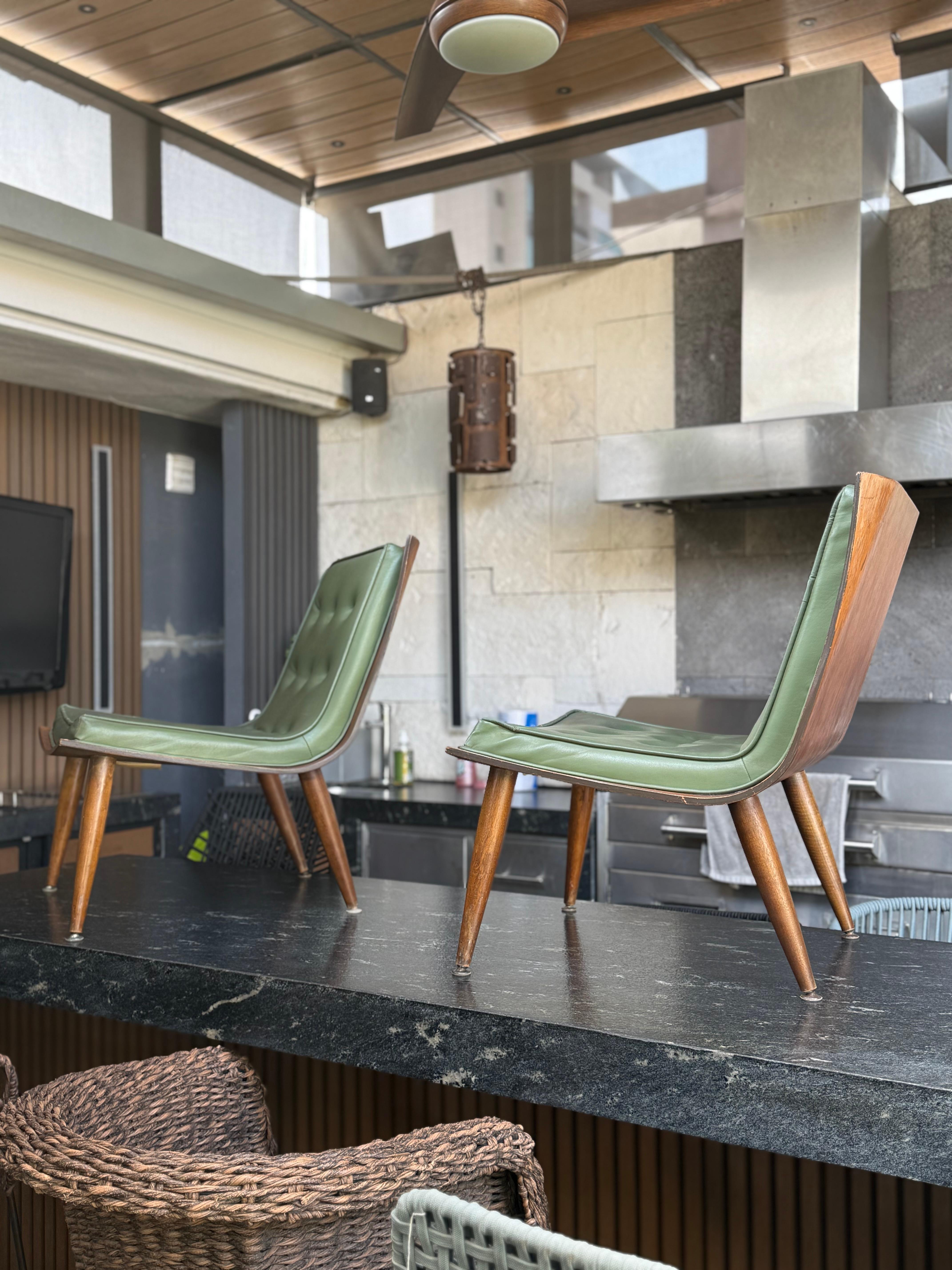 Mid-Century Modern Pair of Mid Century Scoop Lounge Chairs by Carter Brothers Inc. en vente