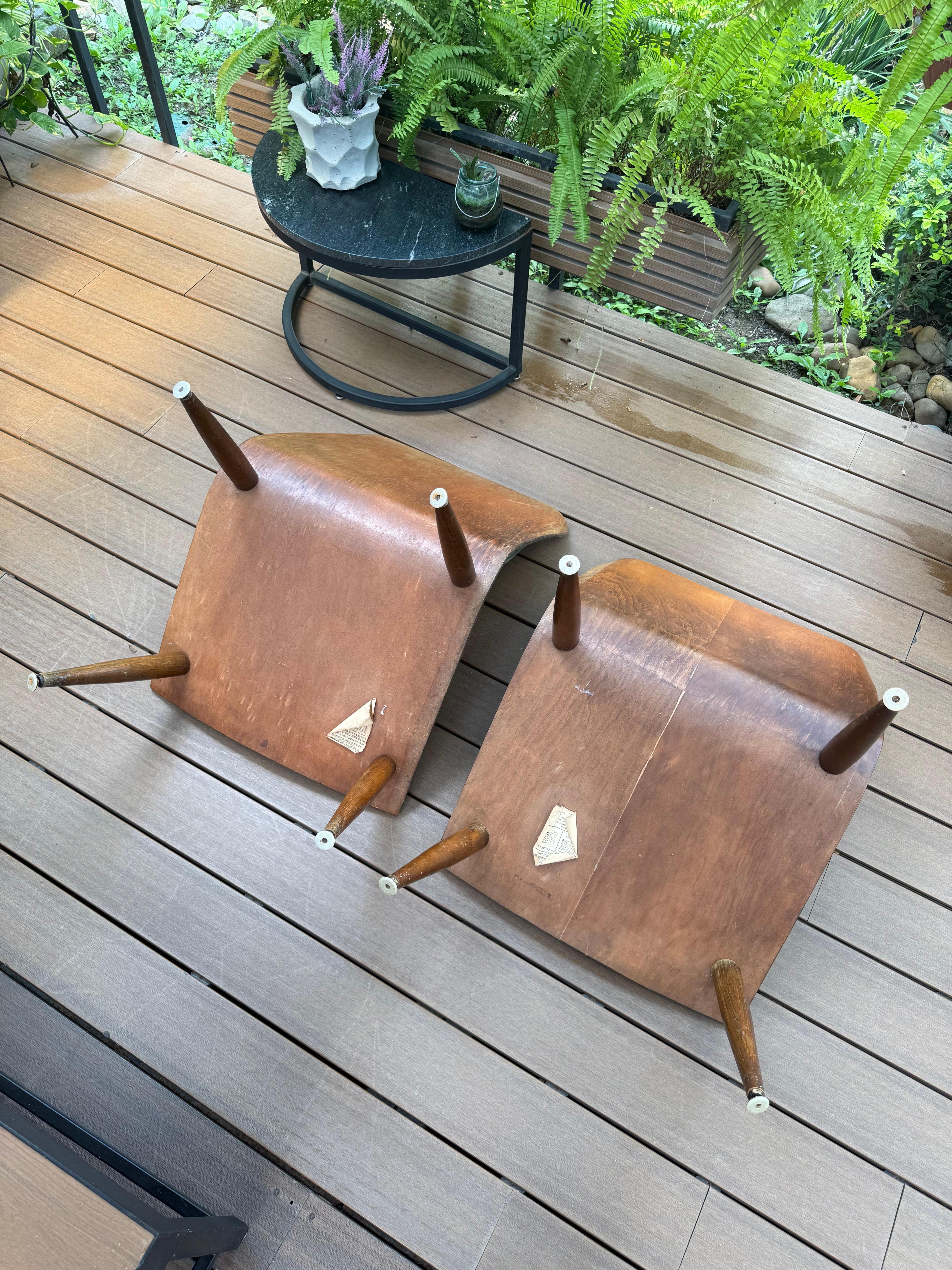 Imitation cuir Pair of Mid Century Scoop Lounge Chairs by Carter Brothers Inc. en vente