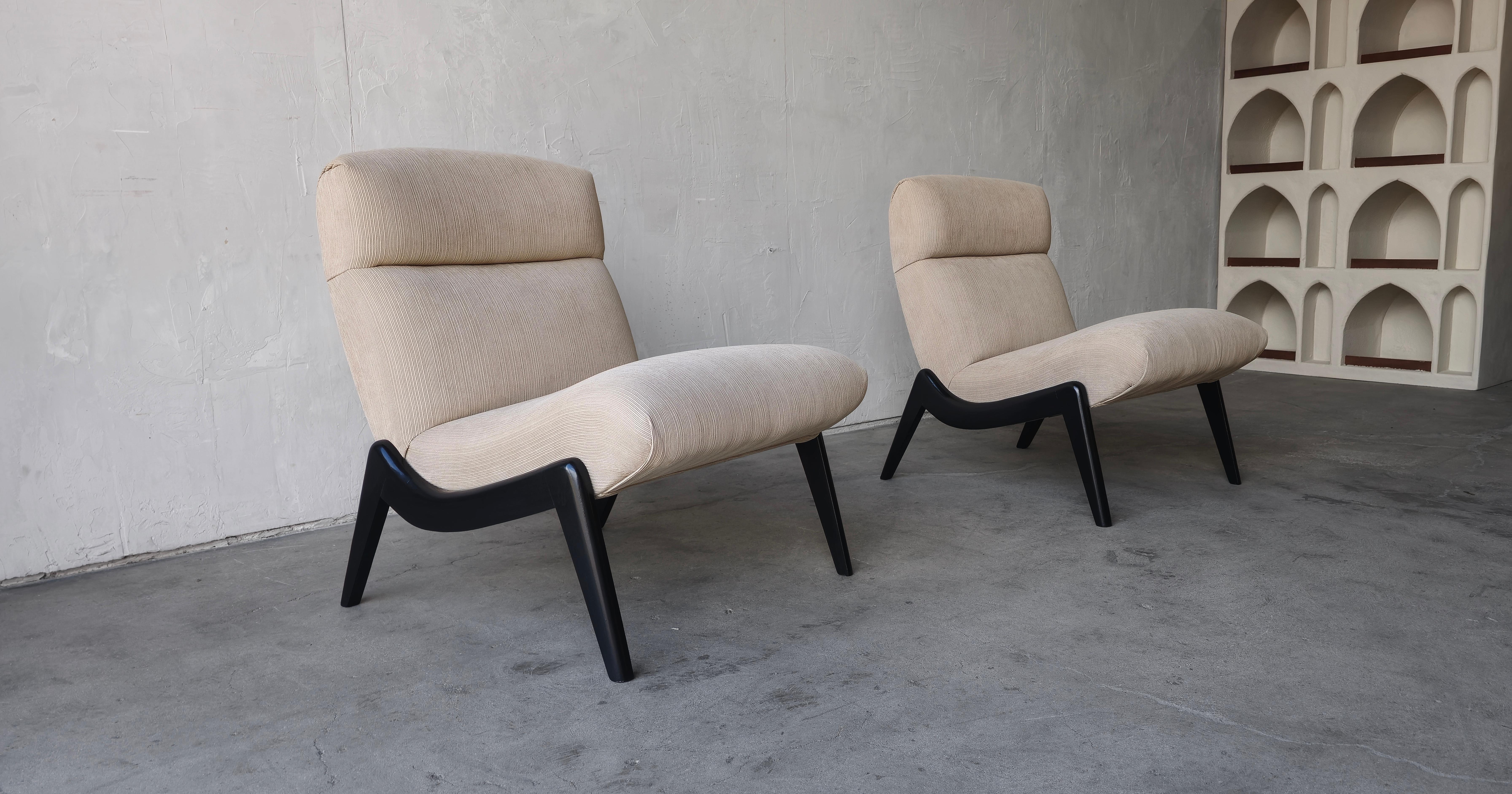 Rara y única pareja de sillas Scoop de mediados de siglo.  Este par tiene las más bellas bases de madera esculpida que acunan suavemente el asiento, creando la tumbona perfecta.  Si has estado buscando un par de sillas únicas para elevar ese espacio