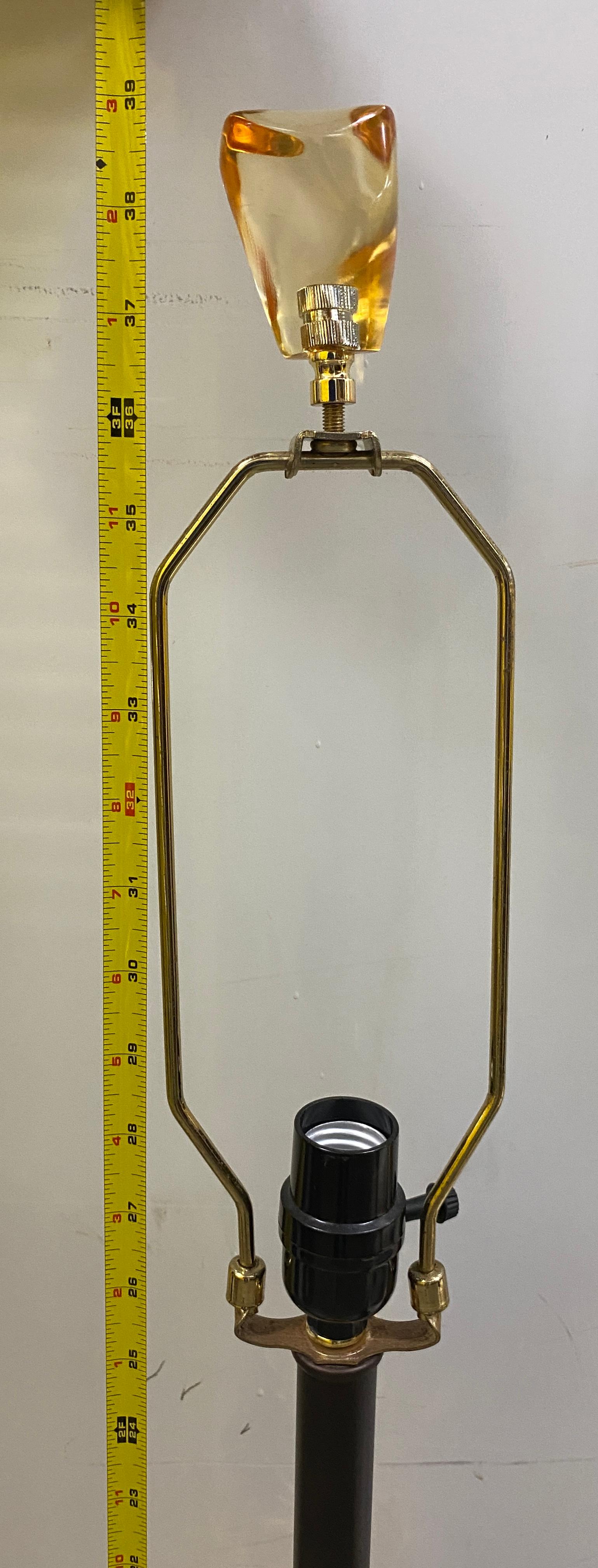 Paire de lampes de table sculptées du milieu du siècle dernier en vente 3