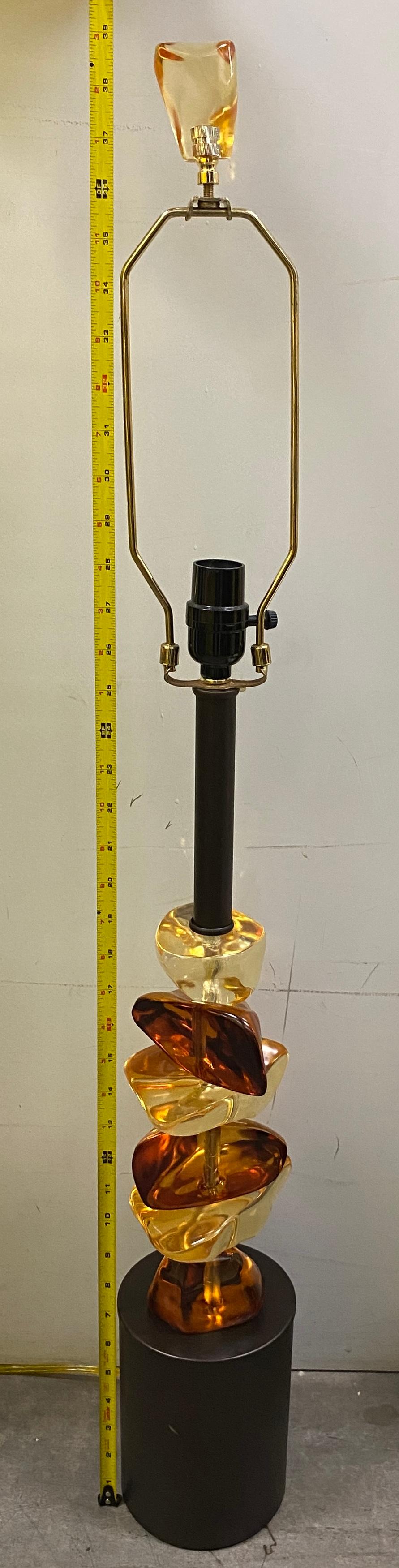Paire de lampes de table sculptées du milieu du siècle dernier en vente 4