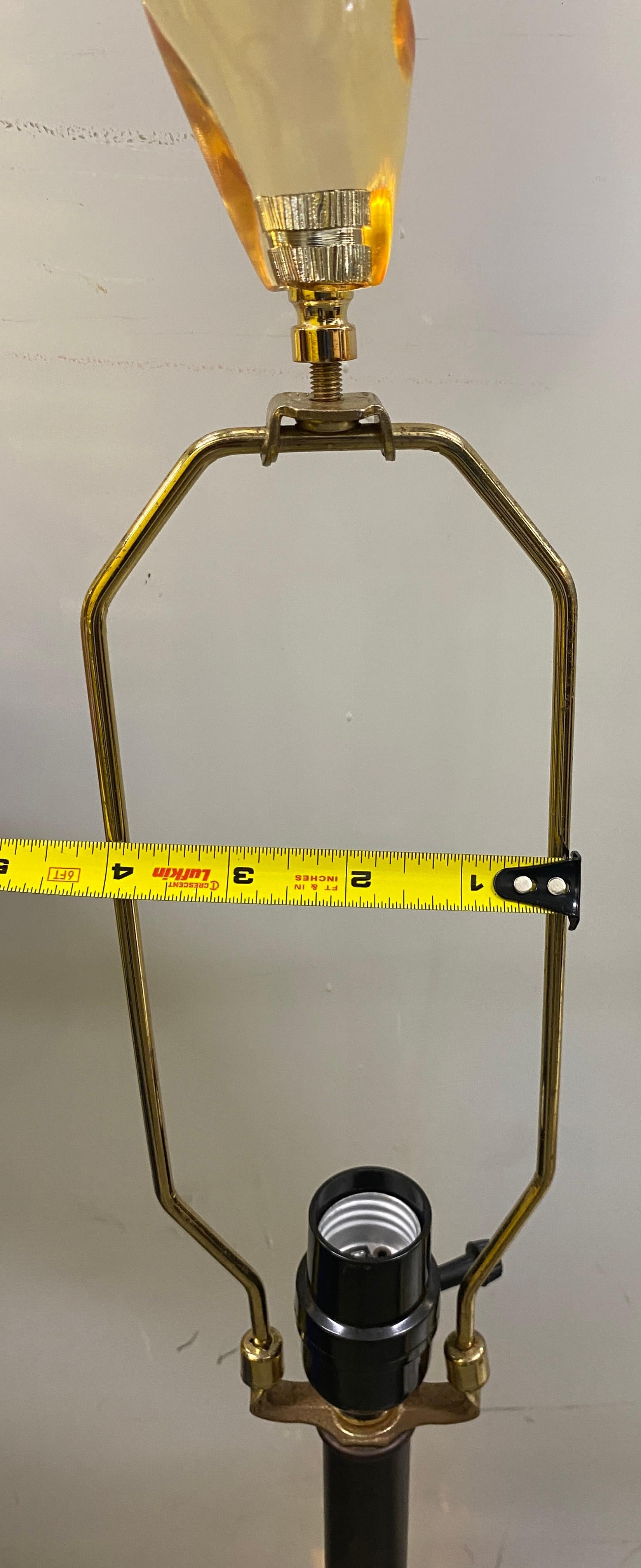 Paire de lampes de table sculptées du milieu du siècle dernier en vente 1