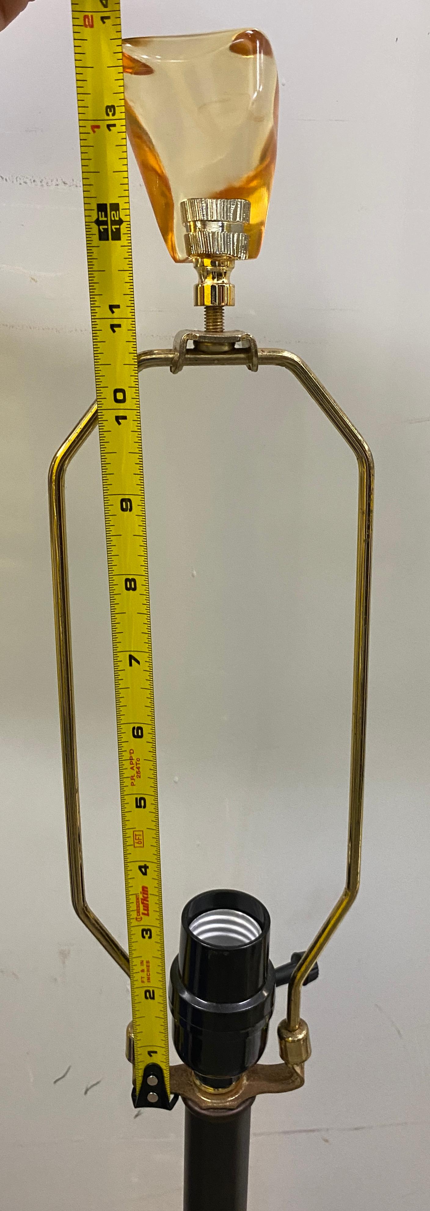 Paire de lampes de table sculptées du milieu du siècle dernier en vente 2