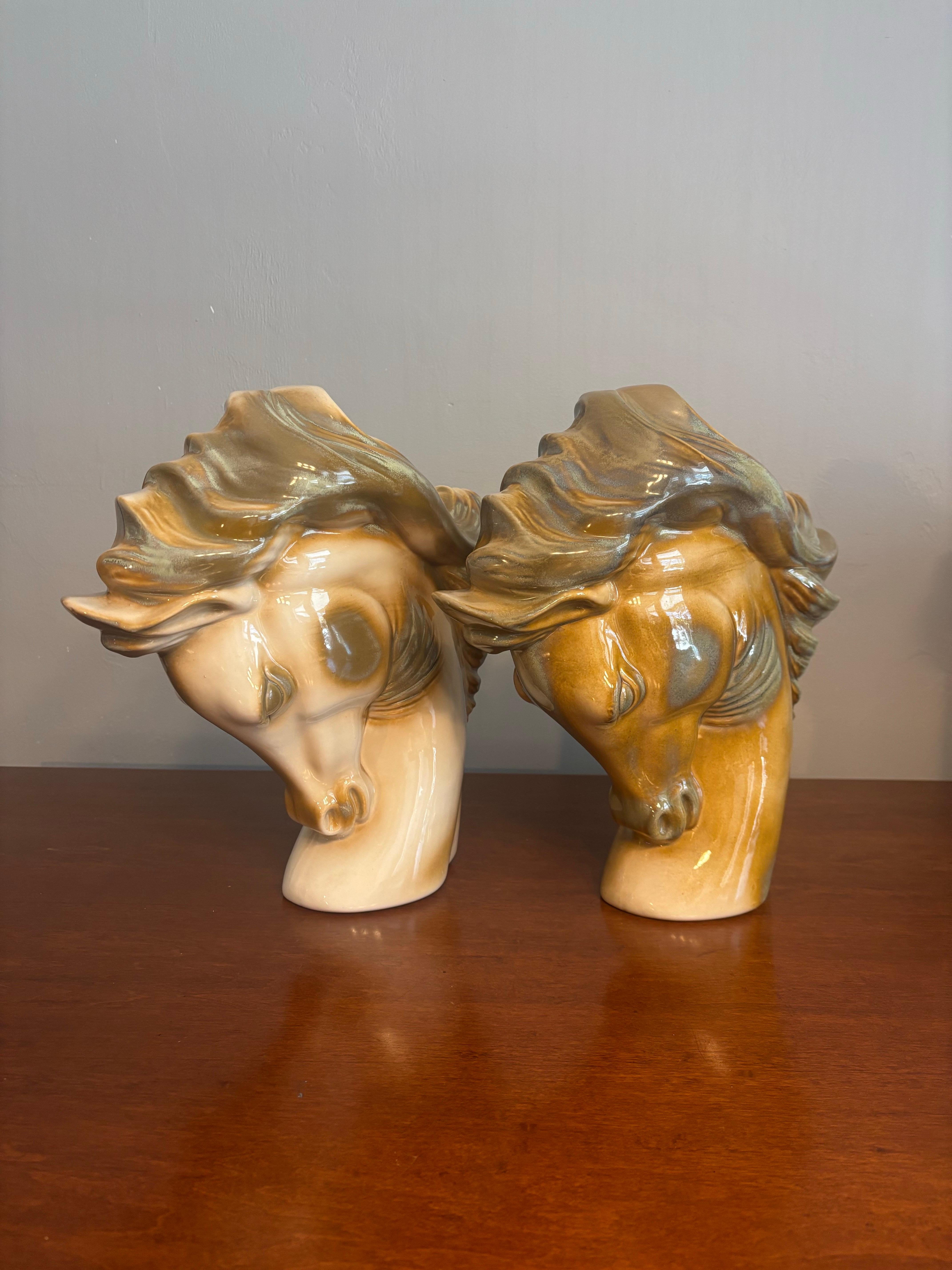 Coppia di teste di cavallo scultoree in ceramica della metà del secolo scorso In condizioni buone in vendita a Delray Beach, FL