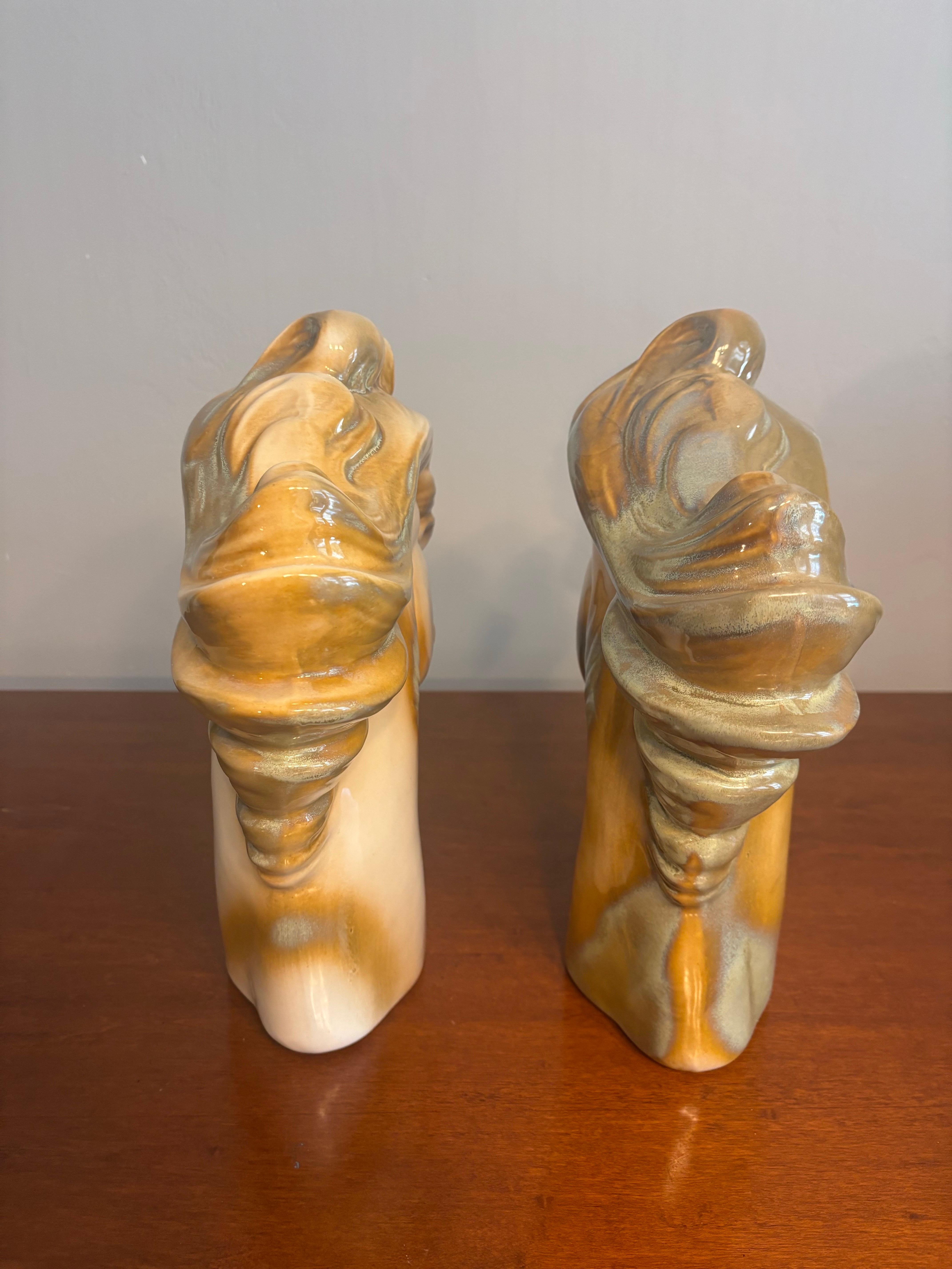 XX secolo Coppia di teste di cavallo scultoree in ceramica della metà del secolo scorso in vendita