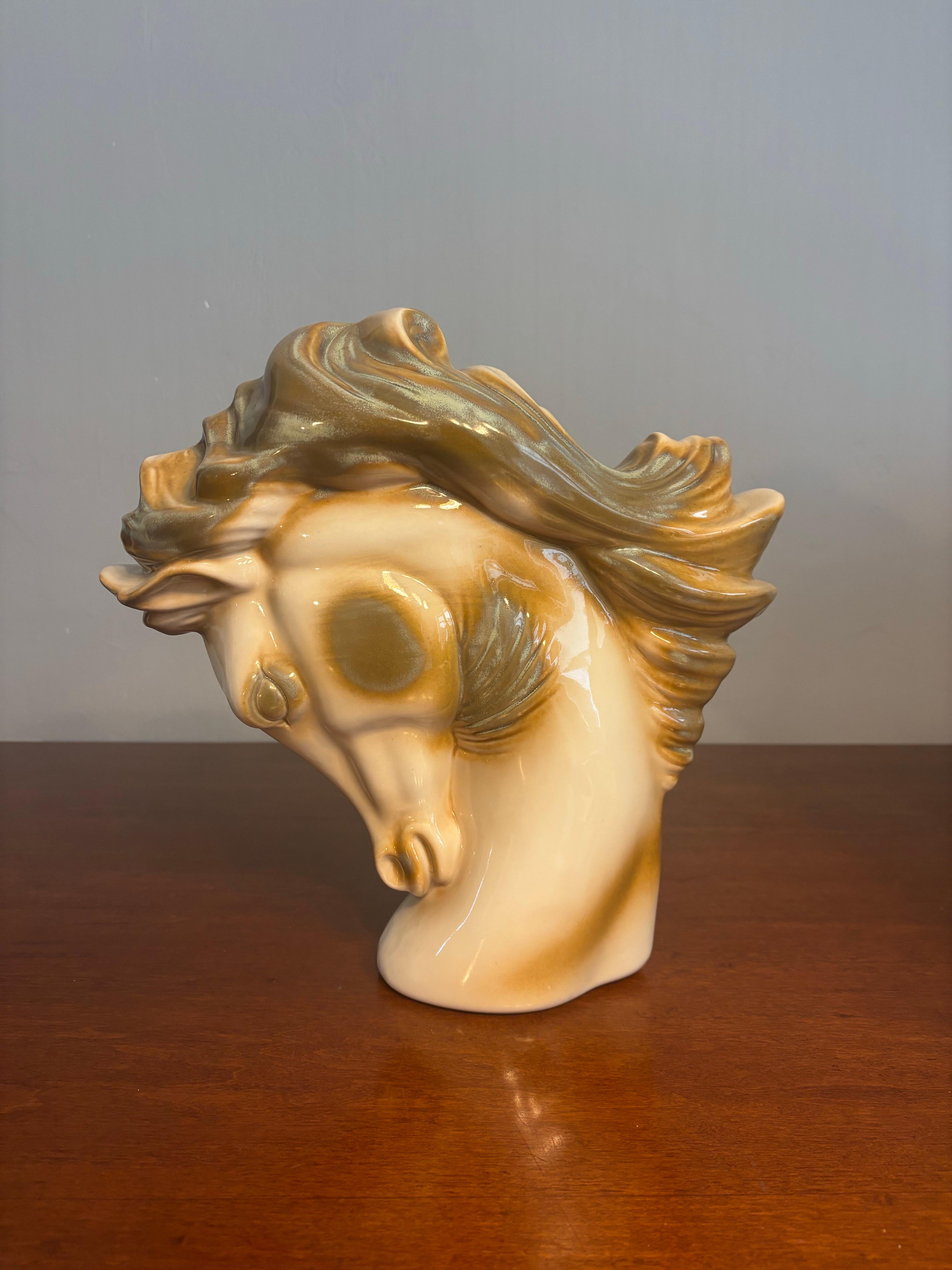 Ceramica Coppia di teste di cavallo scultoree in ceramica della metà del secolo scorso in vendita