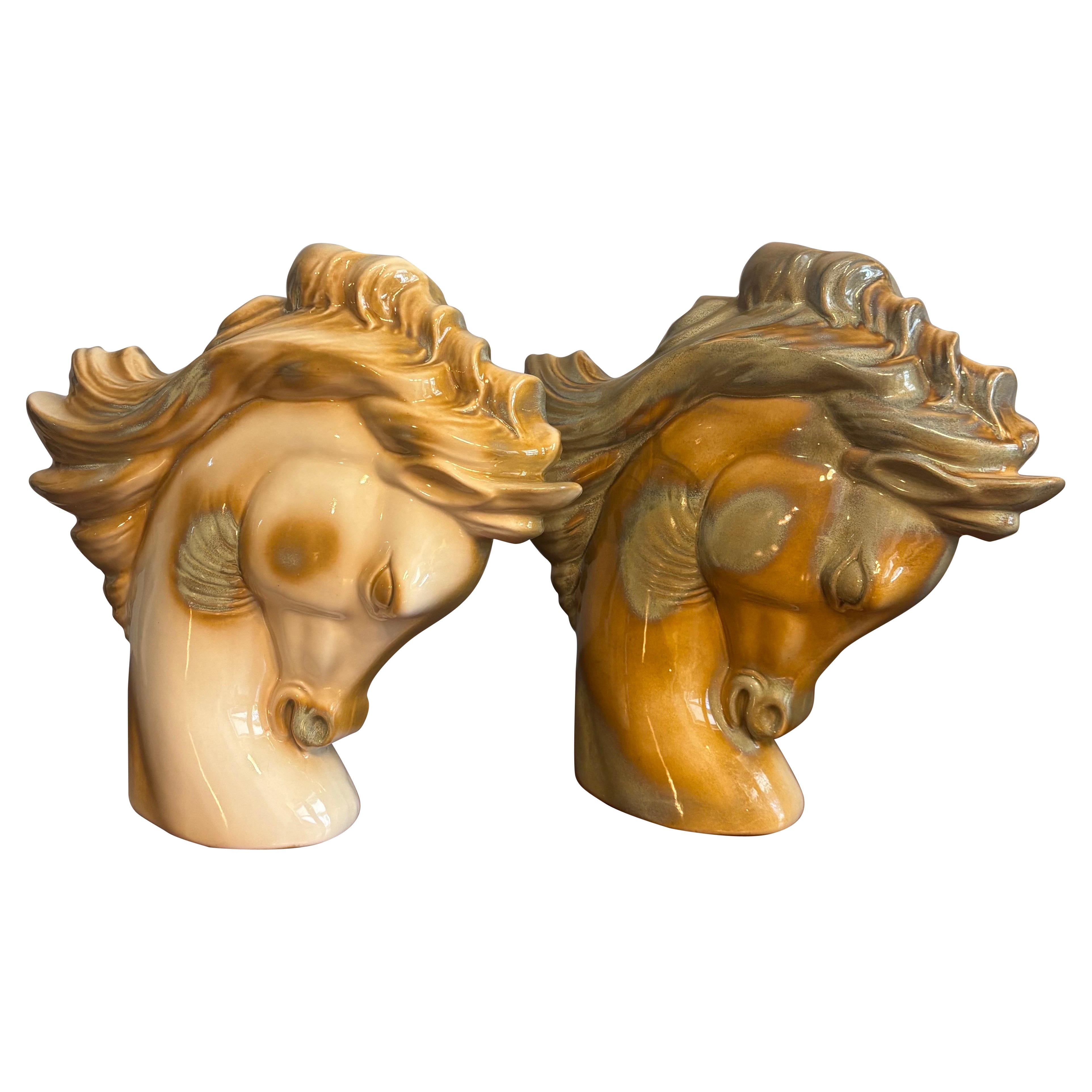 Coppia di teste di cavallo scultoree in ceramica della metà del secolo scorso